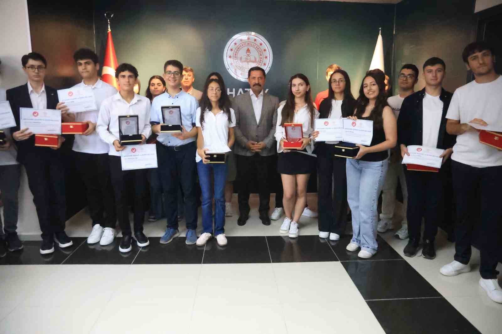 Hatay’da LGS ve YKS’de başarı elde eden öğrenciler depremzede vatandaşları gururlandırdılar