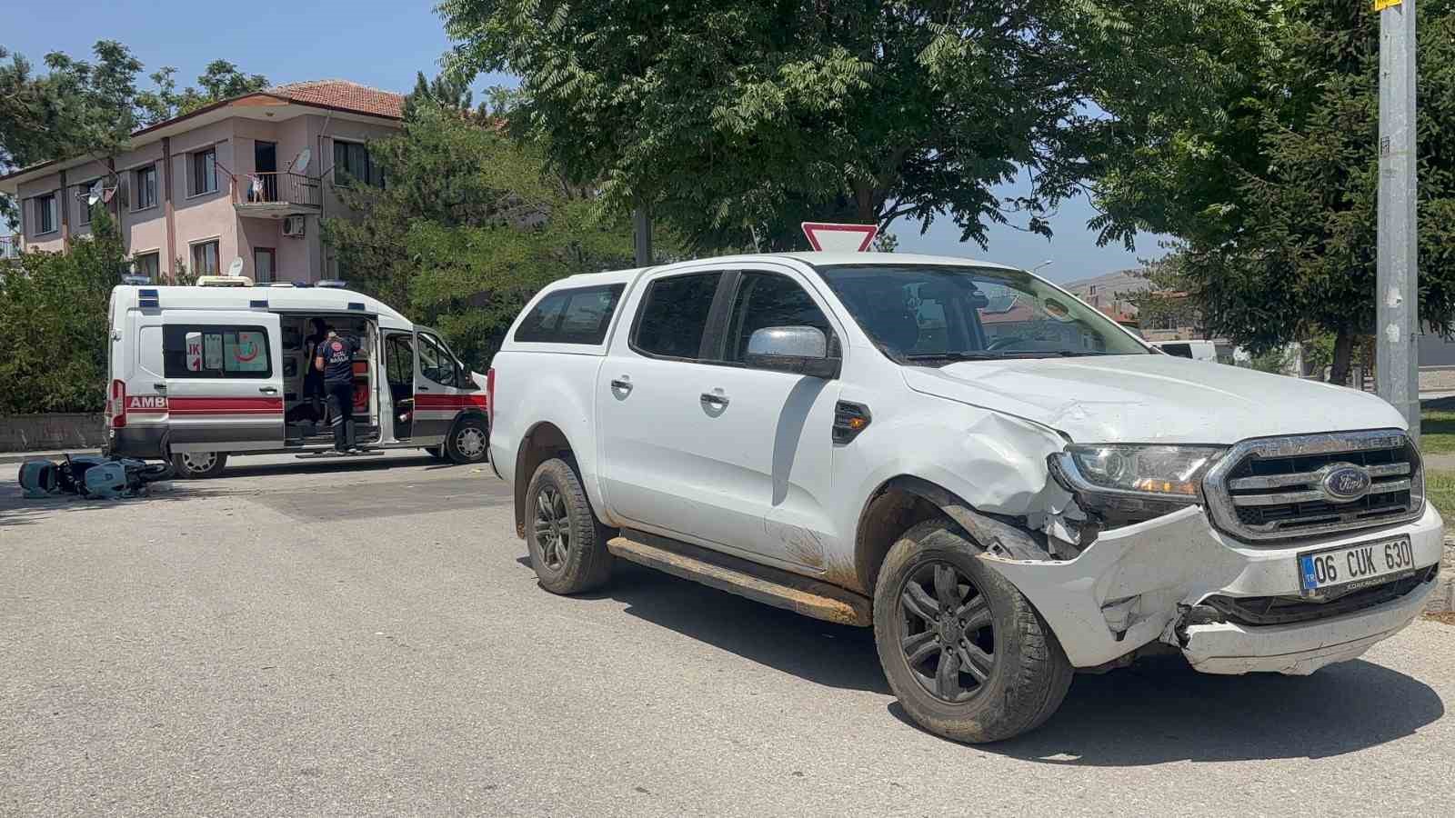 Erzincan&rsquo;da motosiklet ile hafif ticari ara&ccedil; &ccedil;arpıştı: 1 yaralı
