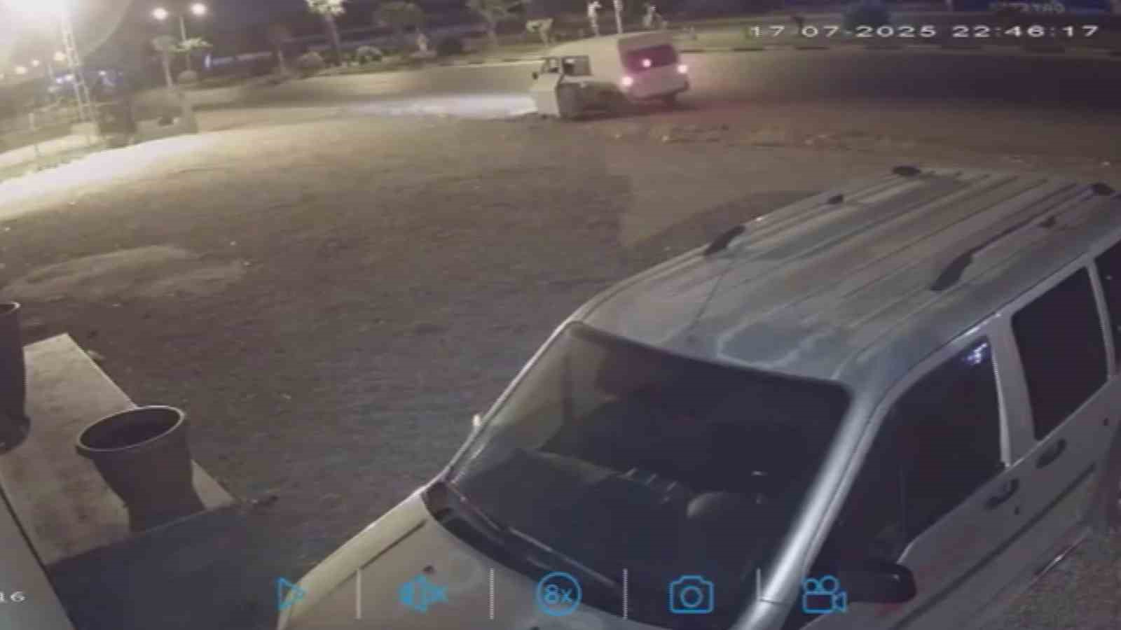 Hırsızların yol kenarında duran çöp konteynerini araca yükleyip çaldığı anlar kamerada