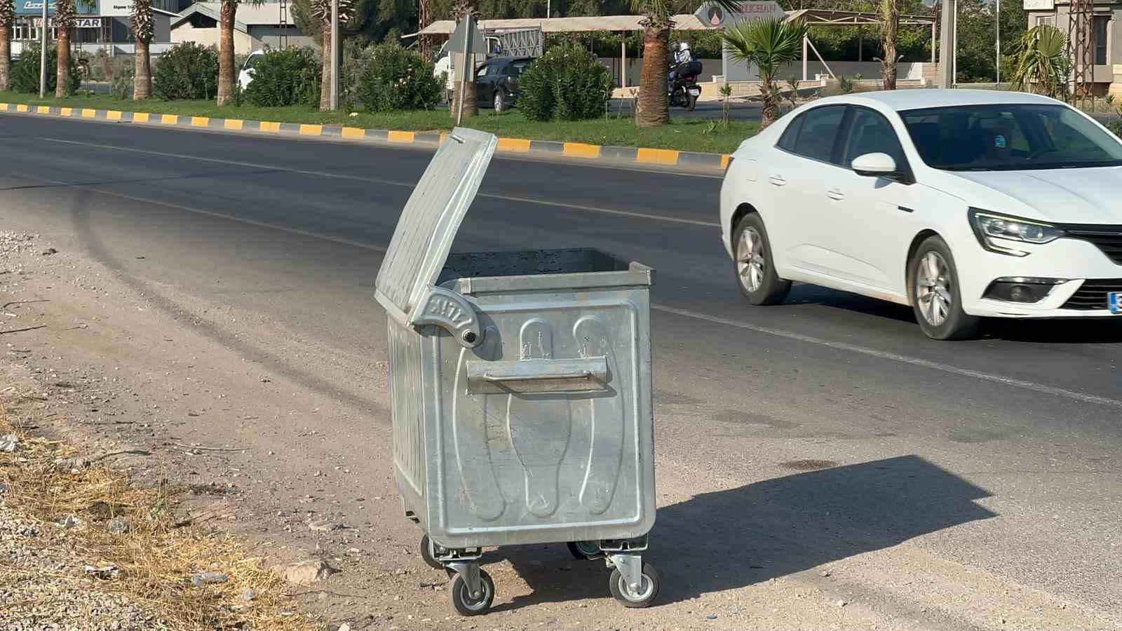 Hırsızların yol kenarında duran &ccedil;&ouml;p konteynerini araca y&uuml;kleyip &ccedil;aldığı anlar kamerada
