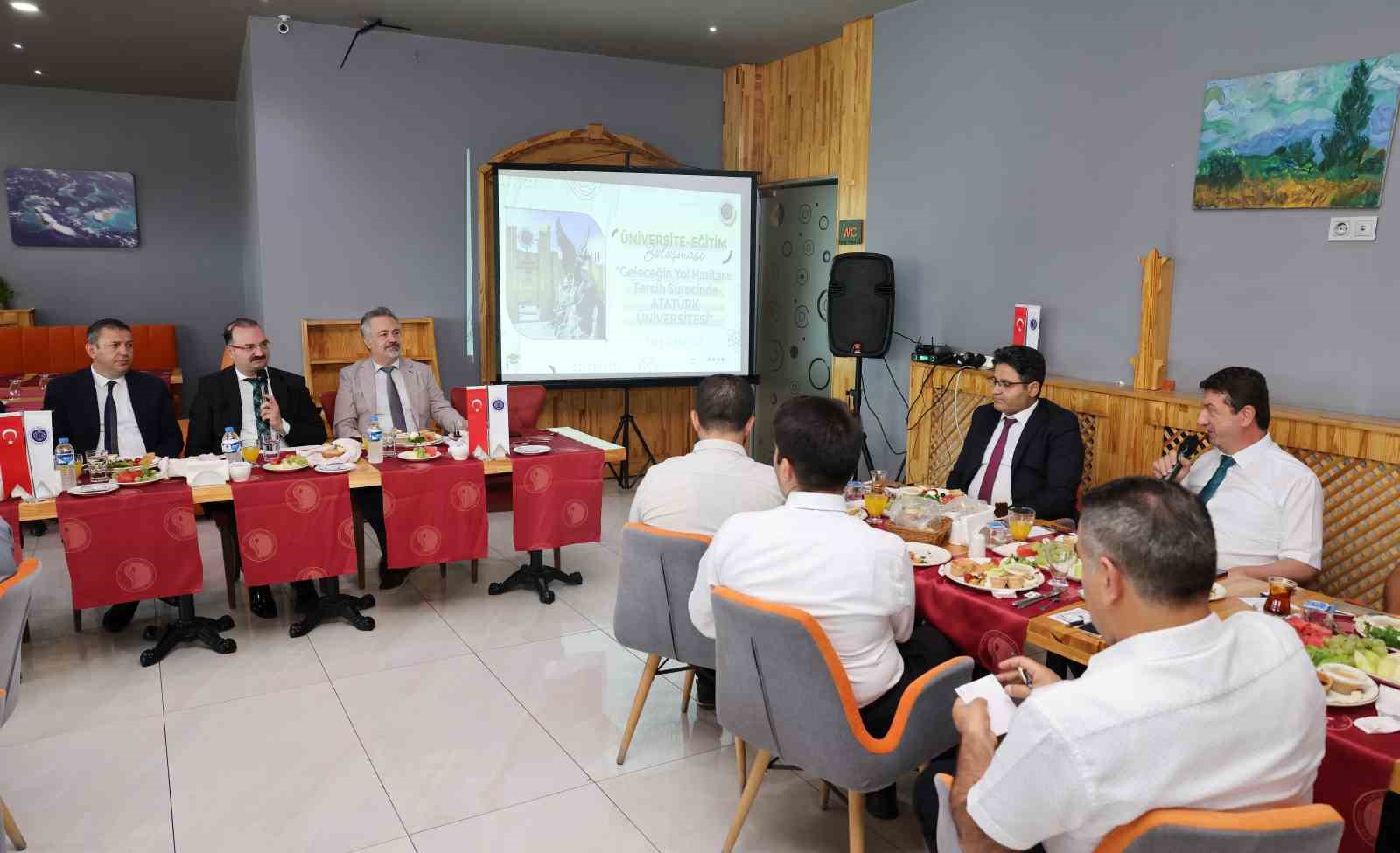 Rekt&ouml;r Hacım&uuml;ft&uuml;oğlu okul y&ouml;neticileriyle bir araya geldi
