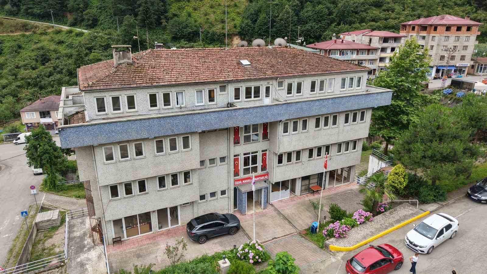 Tabelası büyük, muhtarlığı küçük