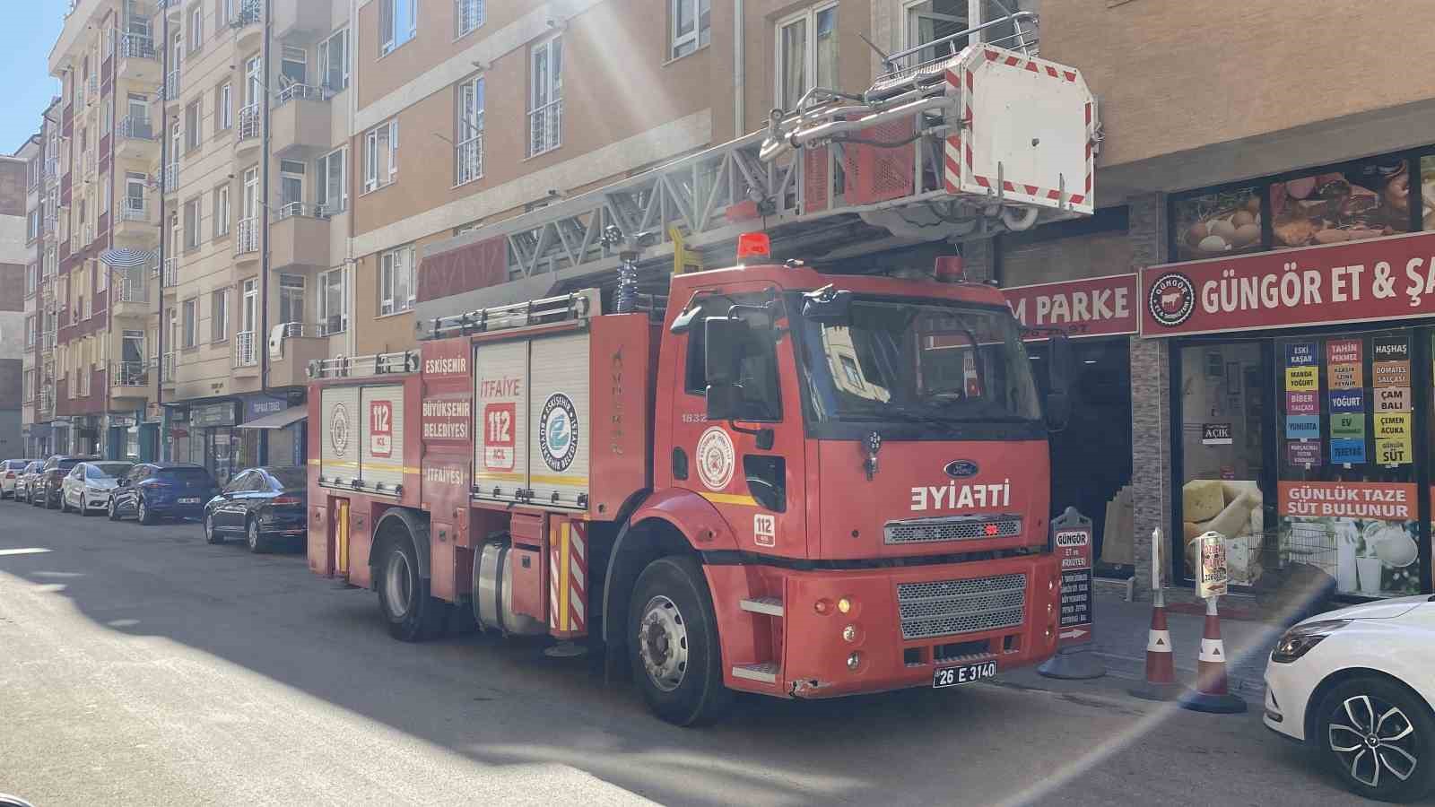 Fırın bacasında yangın &ccedil;ıktı, mahalleli o anları endişeyle izledi
