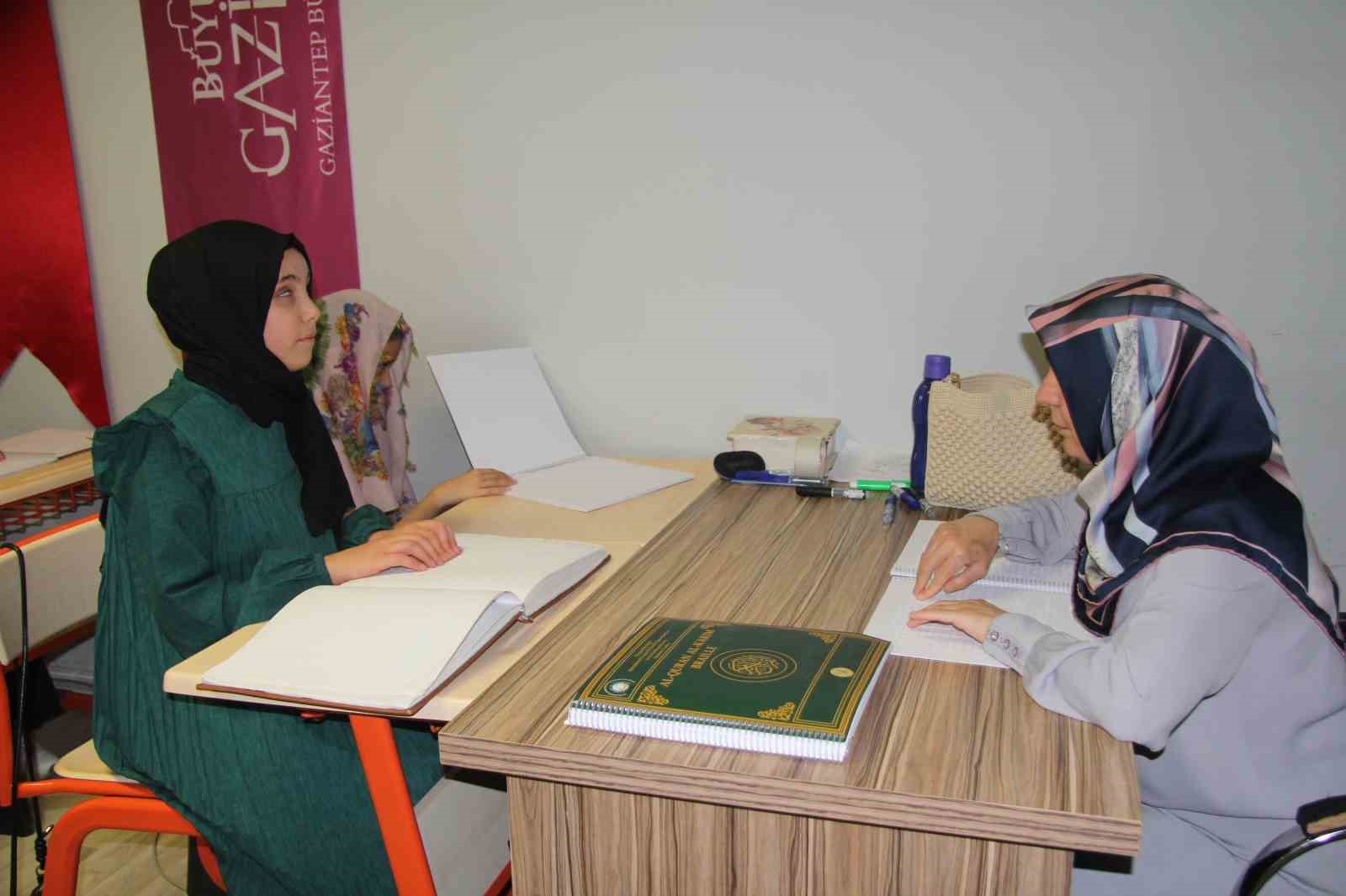 Karanlık dünyalarını Kur’an-ı Kerim ile aydınlatıyorlar