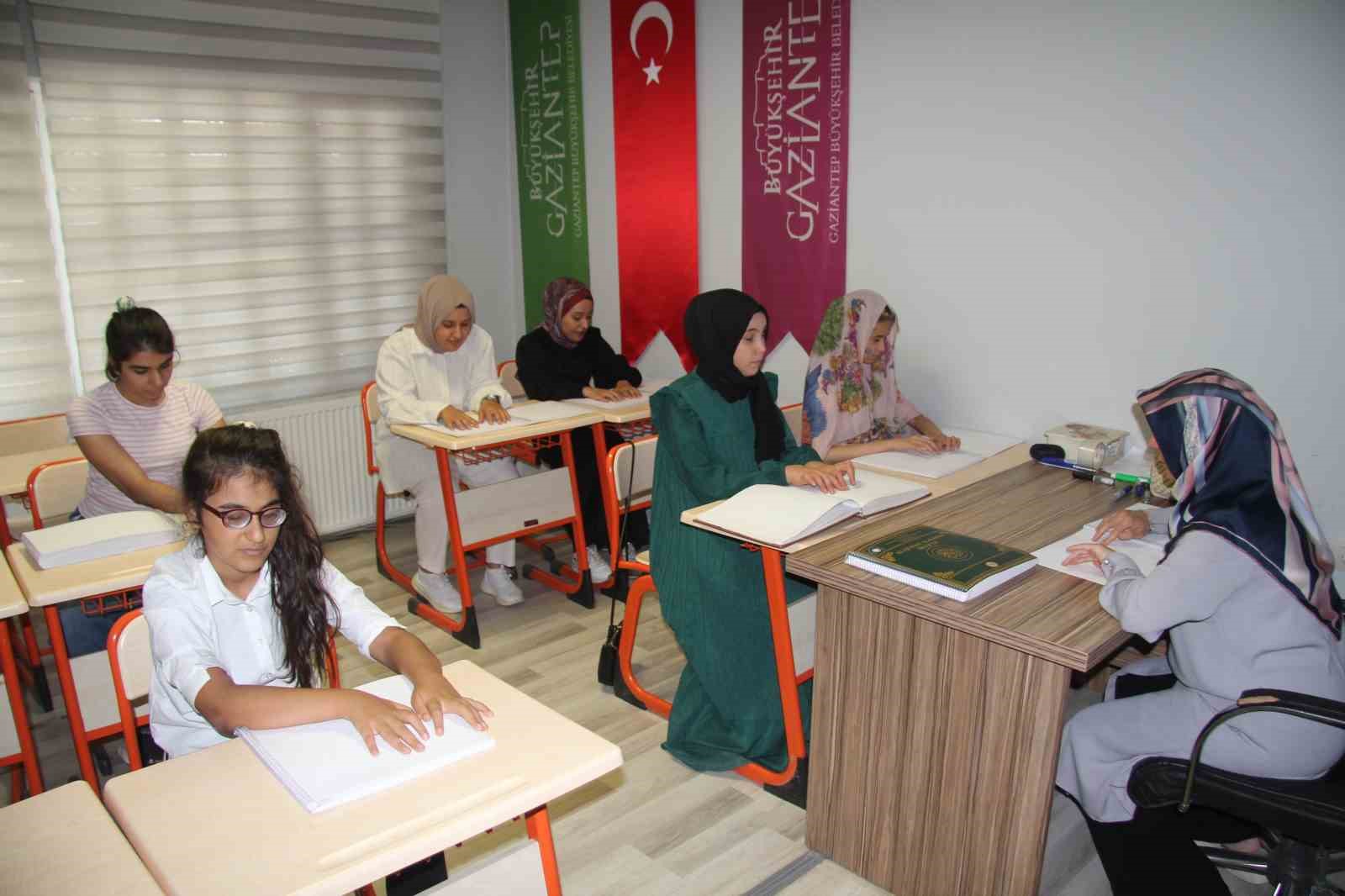 Karanlk dnyalarn Kuran- Kerim ile aydnlatyorlar
