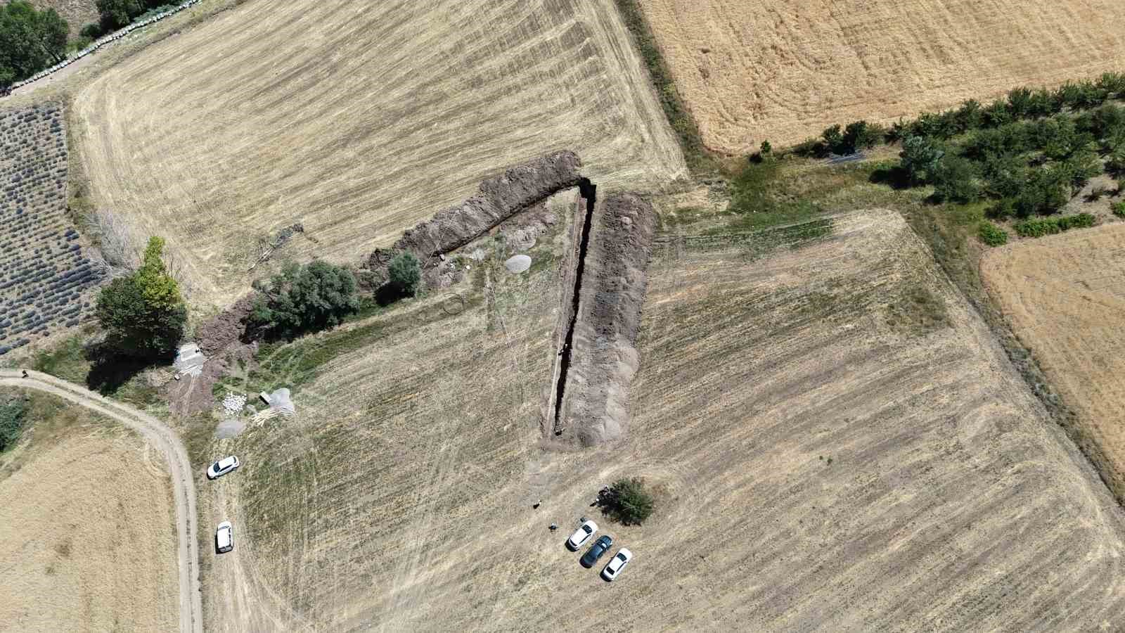 B&ouml;lgedeki y&uuml;z binlerce kişiyi ilgilendiren fay hattında hendek a&ccedil;ıldı, akademisyenler &ccedil;alışma yaptı
