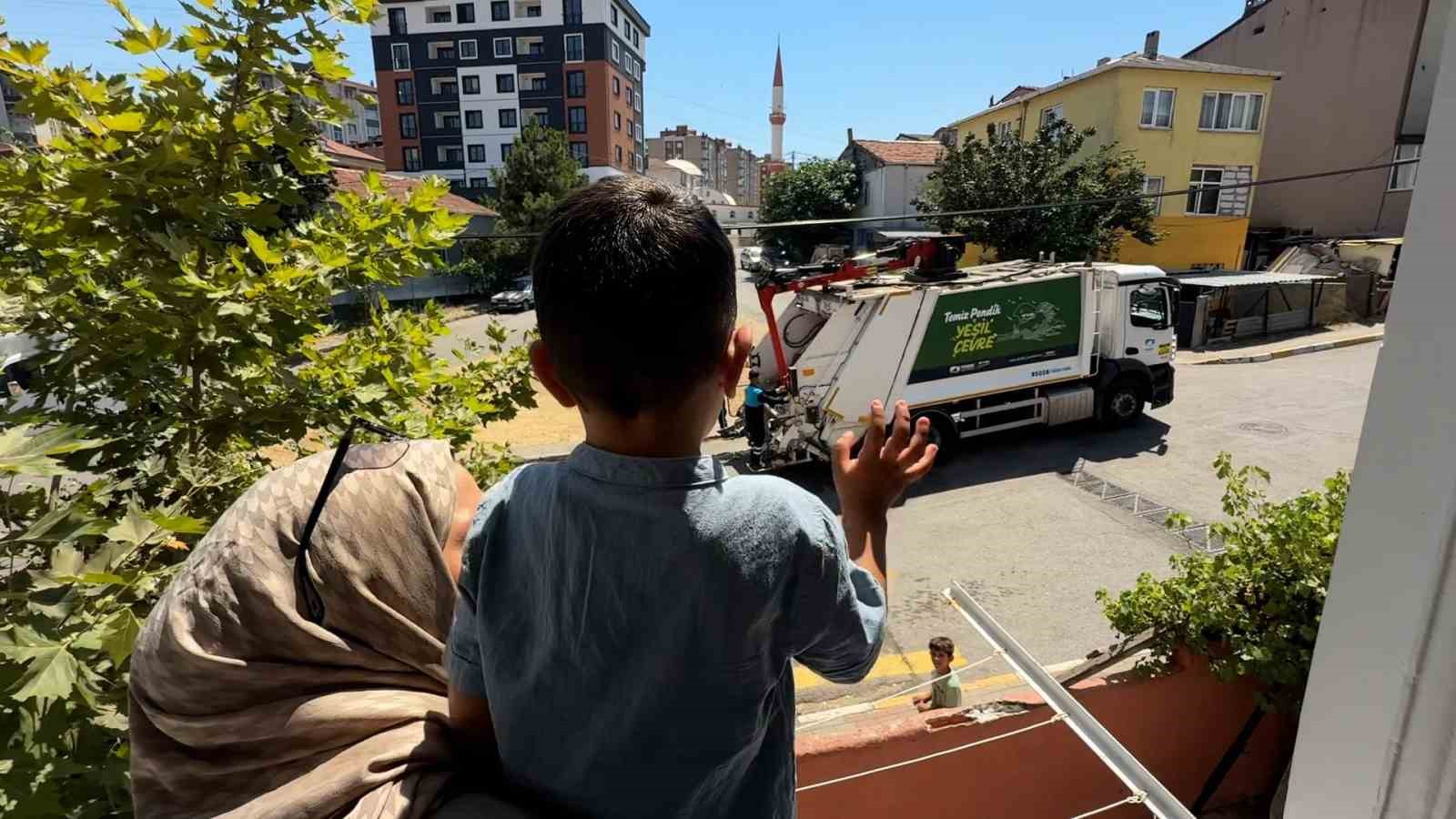 Pendik’te 3 yaşındaki Baran ile temizlik görevlileri arasındaki dostluk yürekleri ısıttı