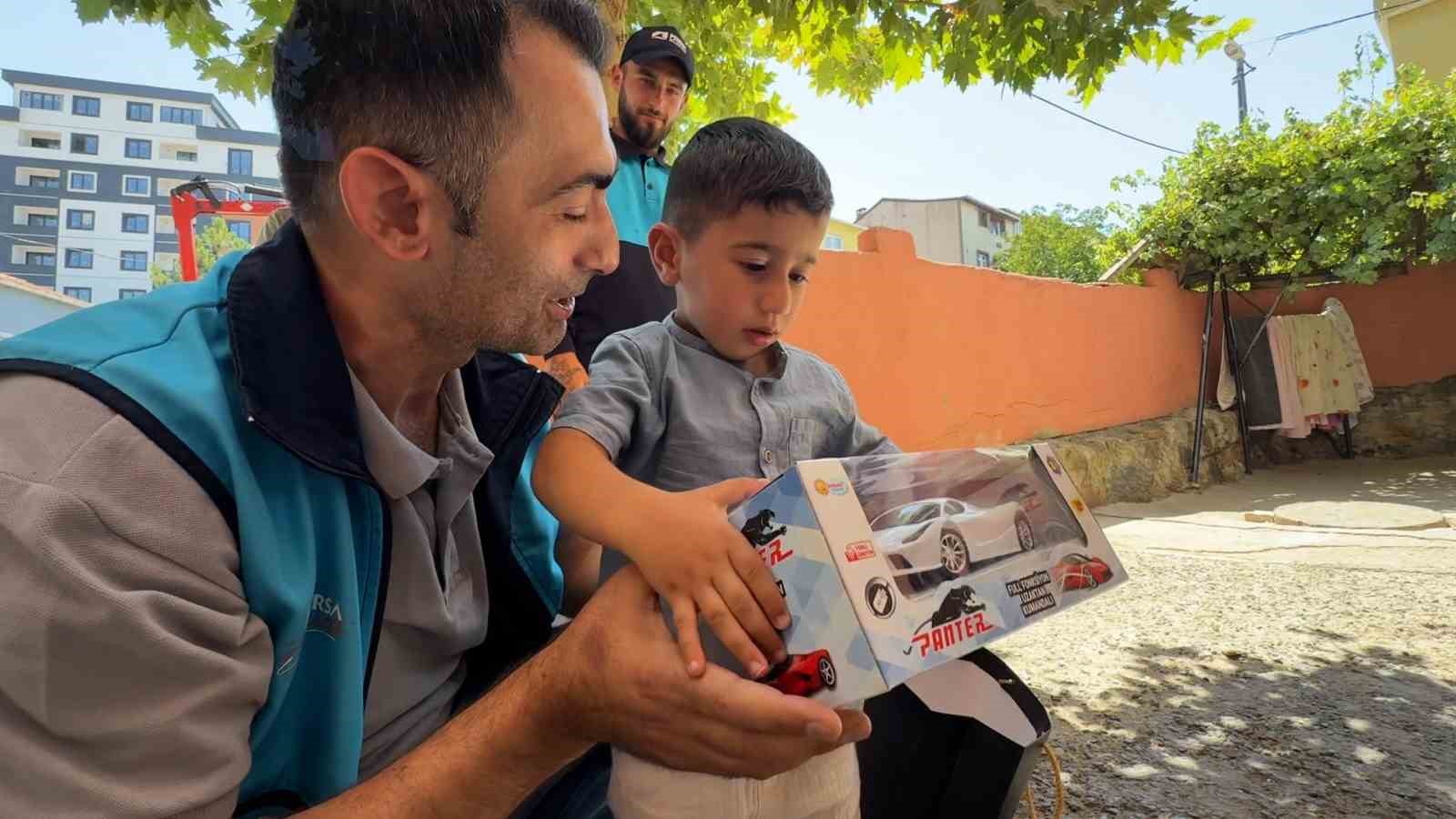 Pendik&rsquo;te 3 yaşındaki Baran ile temizlik g&ouml;revlileri arasındaki dostluk y&uuml;rekleri ısıttı
