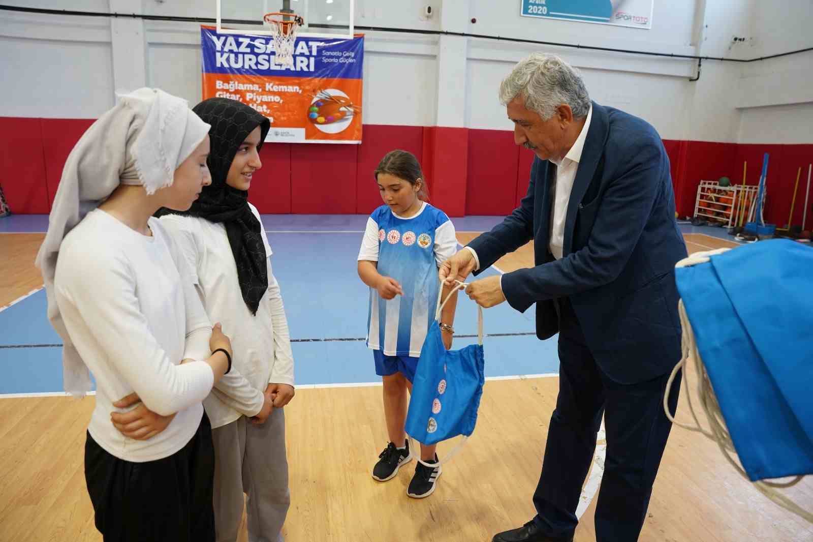 Kahta Belediyesi yaz spor okullarında basketbol ve voleybol heyecanı sürüyor