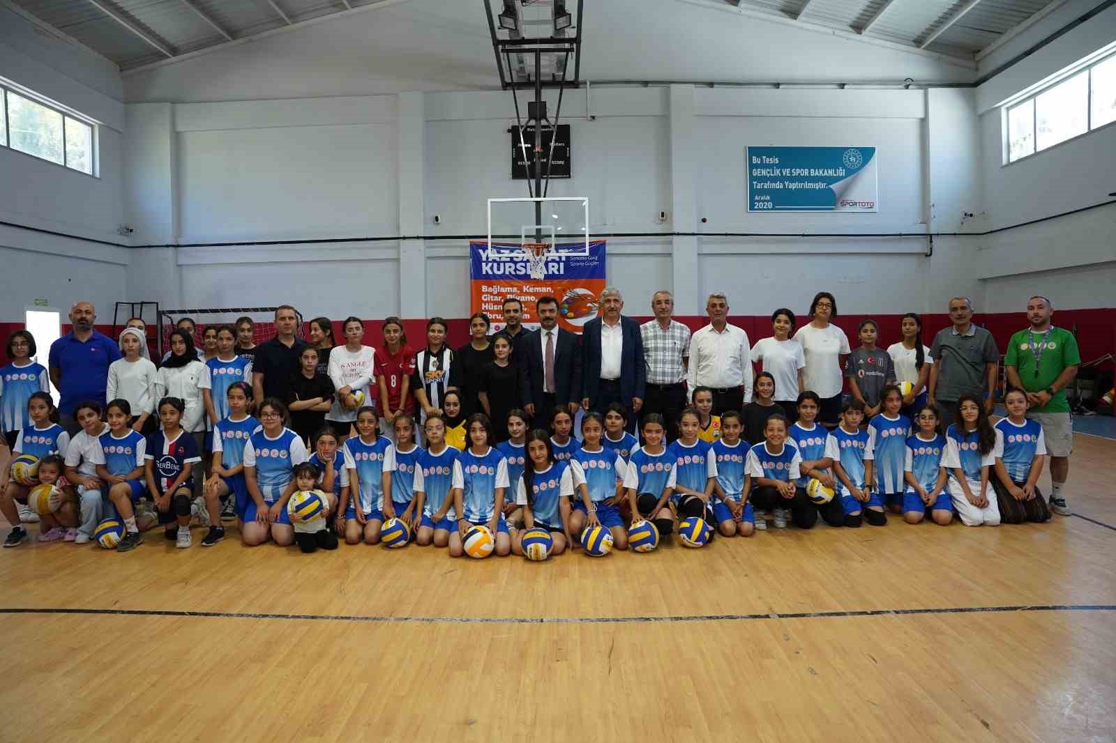 Kahta Belediyesi yaz spor okullarında basketbol ve voleybol heyecanı sürüyor