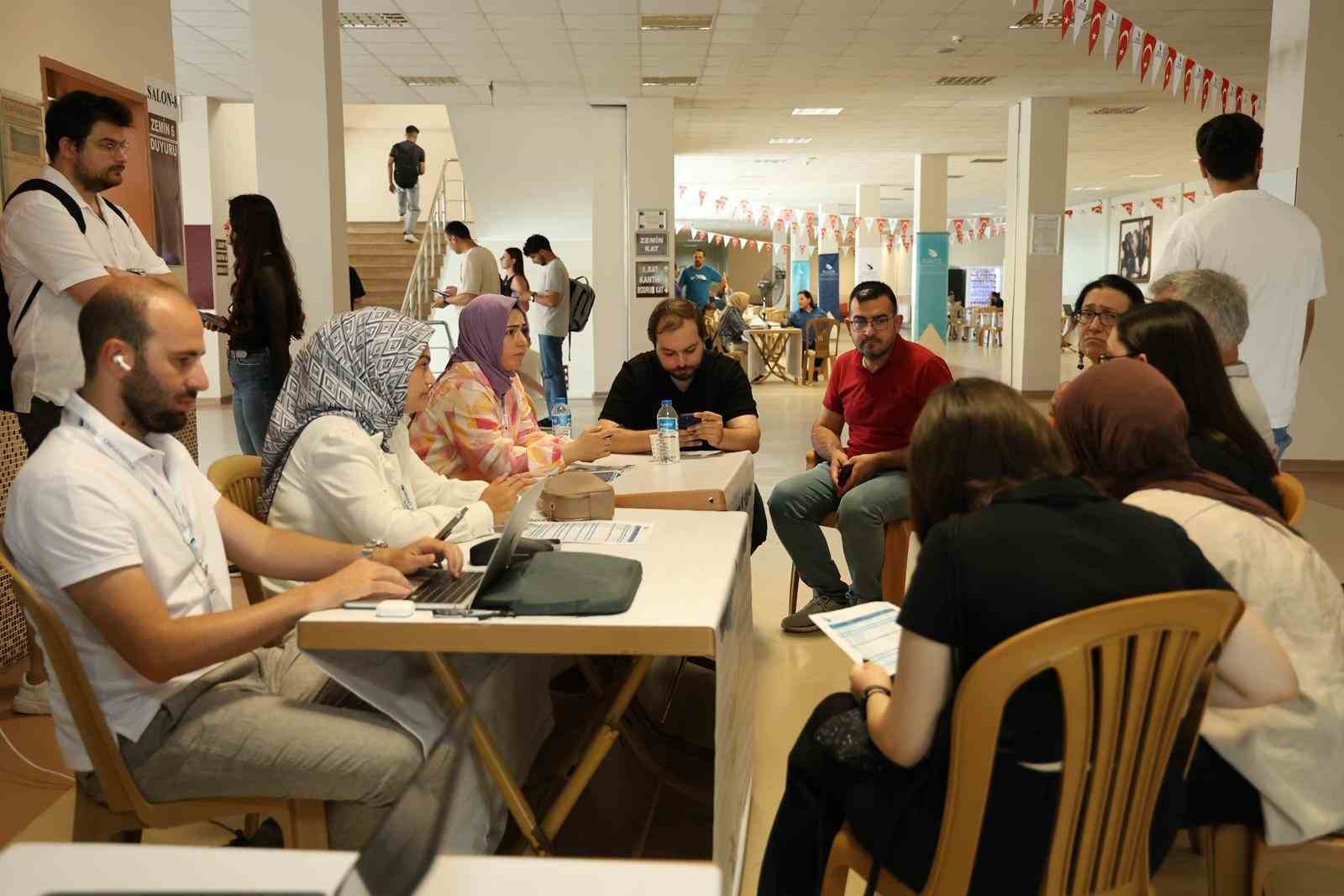 Aday öğrenciler Düzce Üniversitesini tanıdı