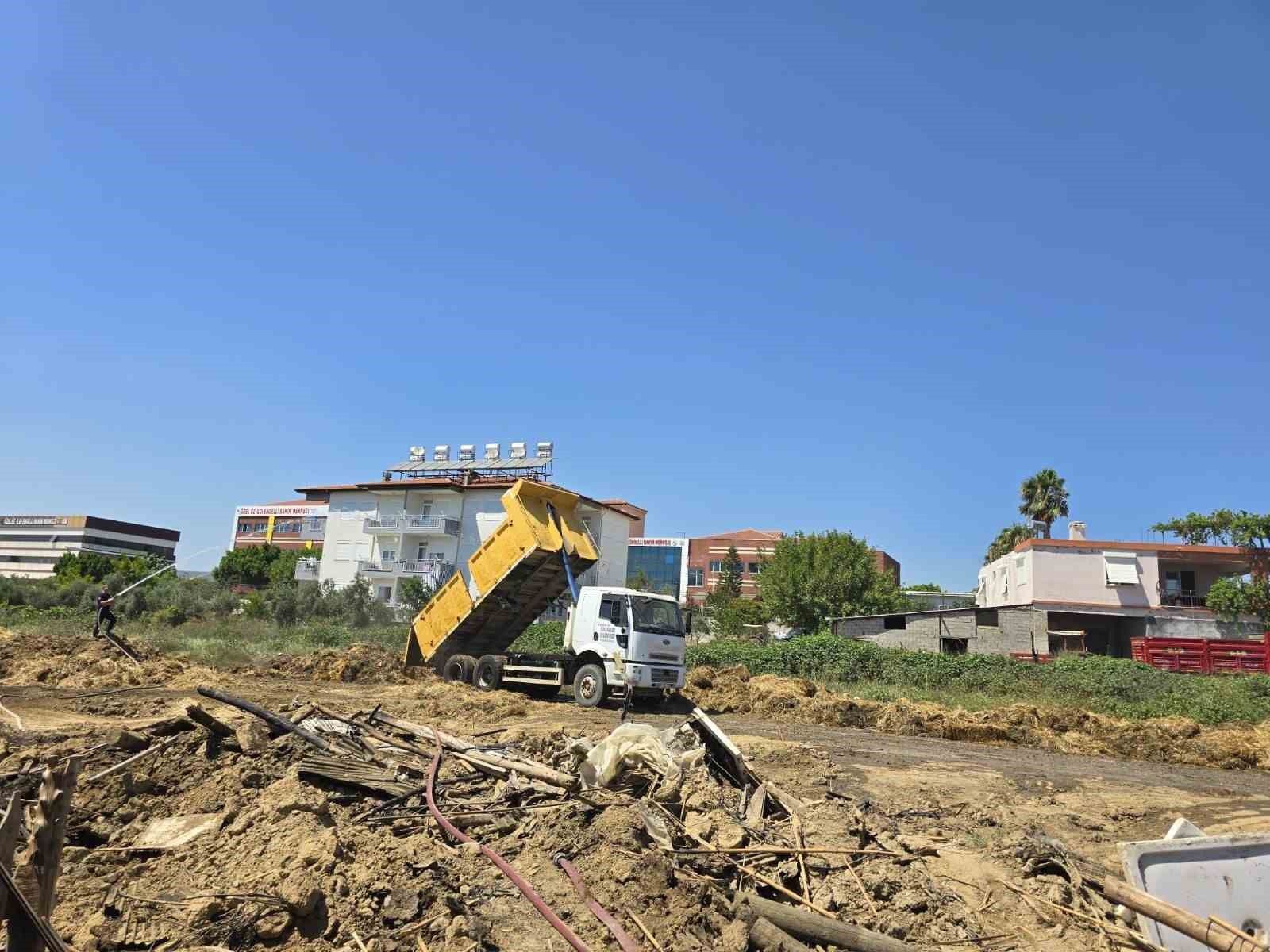 Kopan elektrik kablosu saman balyalarını k&uuml;le &ccedil;evirdi, o anlar g&uuml;venlik kamerasına yansıdı
