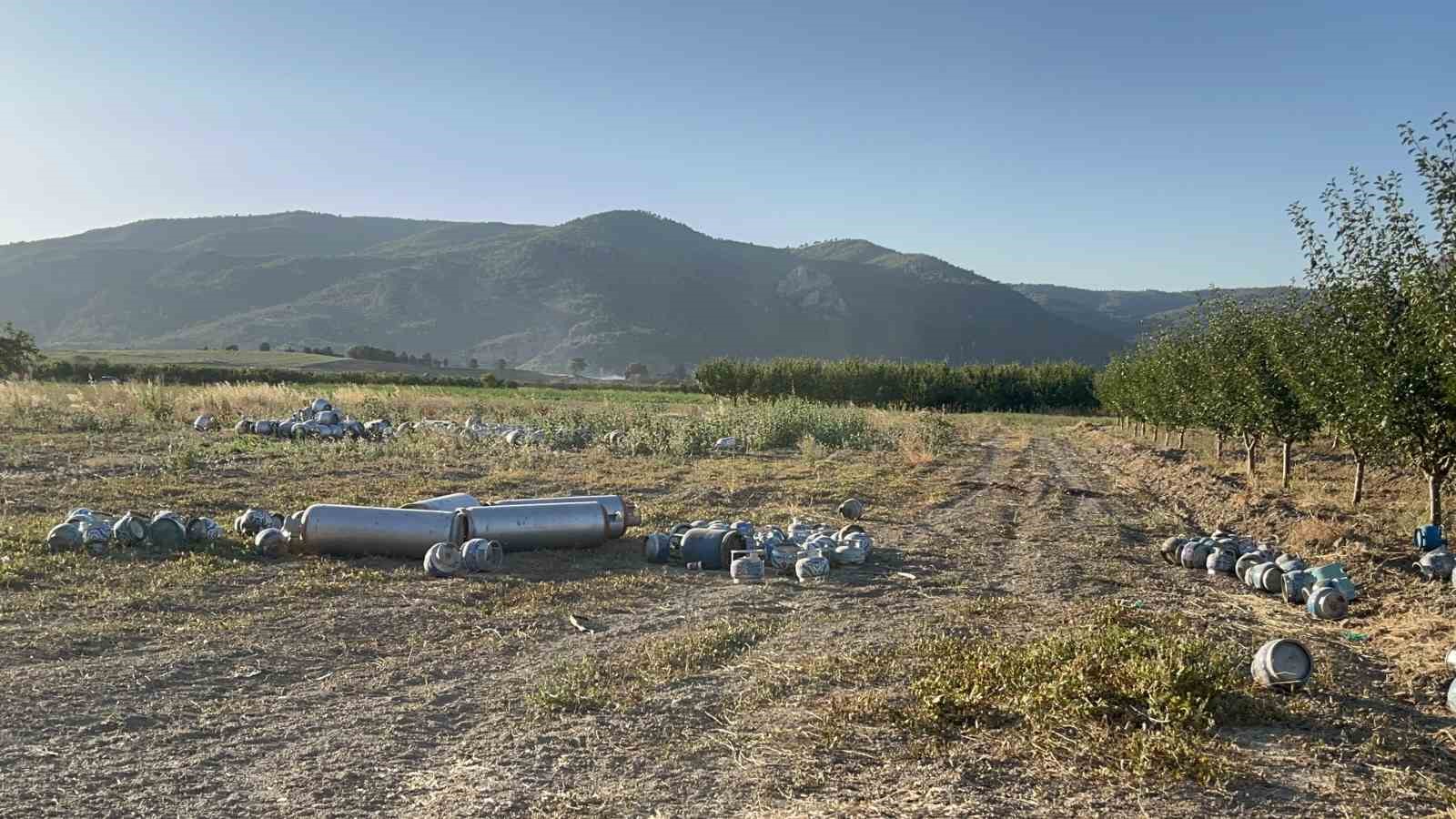 (ÖZEL) Yangından dolayı boşaltılan köyde "Tüp tarlası"