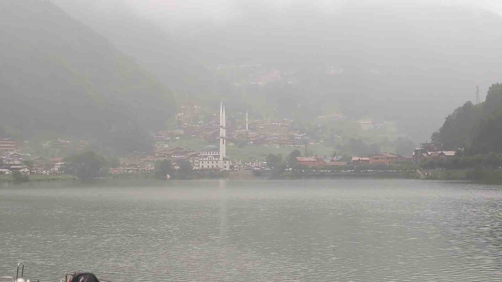 Sıcak hava Türkiye’yi kavururken, Uzungöl serinliğiyle nefes aldırıyor