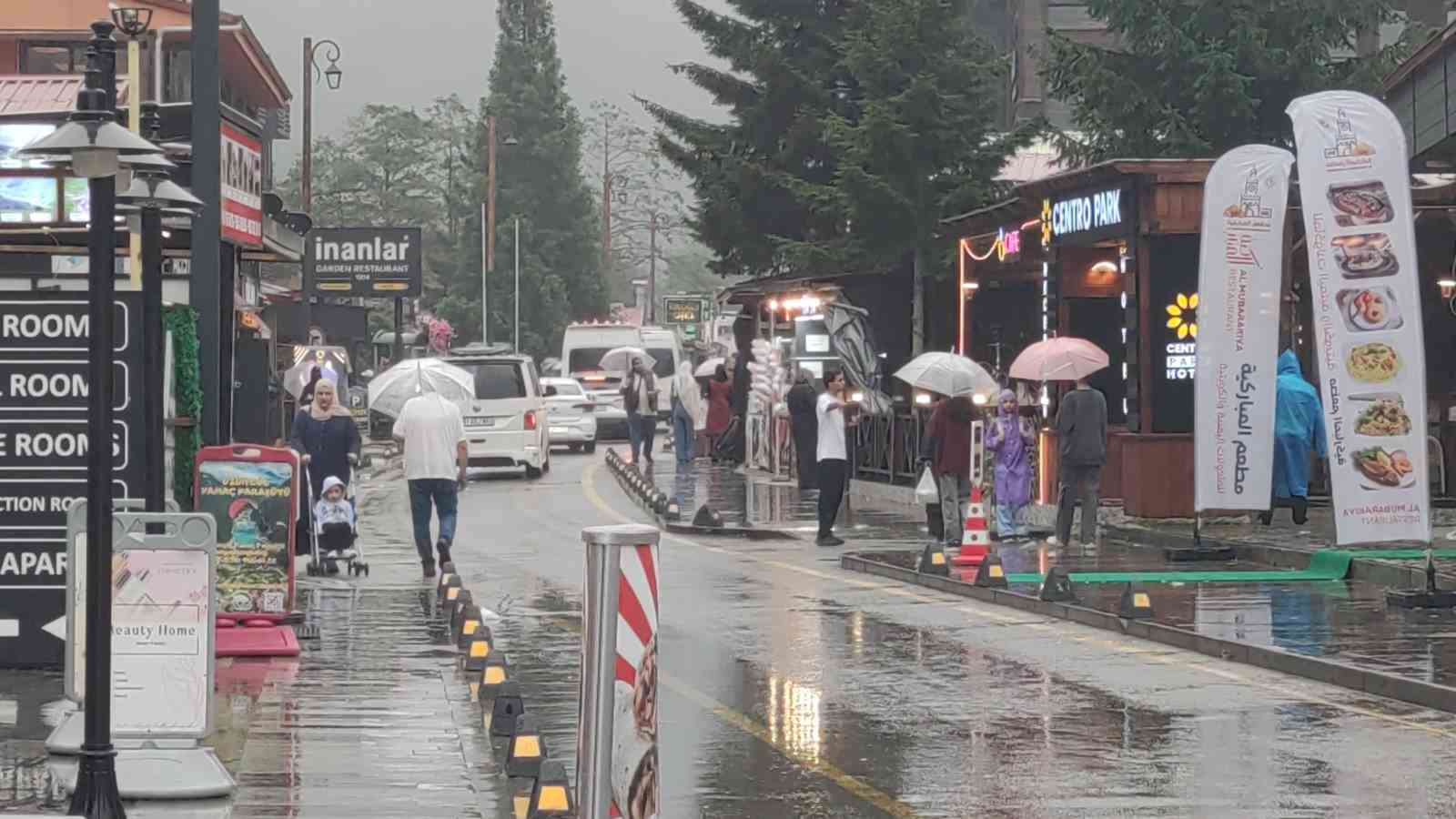 Sıcak hava Türkiye’yi kavururken, Uzungöl serinliğiyle nefes aldırıyor
