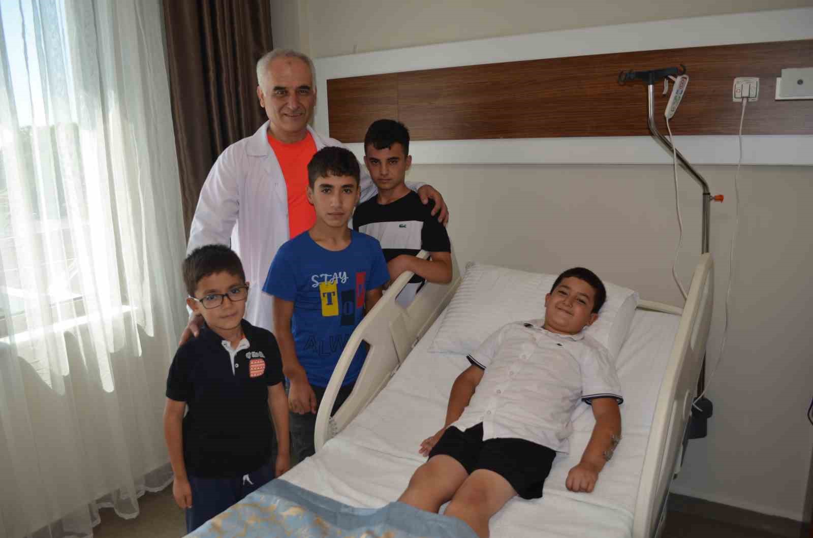 Kemik kısalığı olan Efe’nin önce sağ kolu uzatıldı şimdi ise sol kolu için tedavi görüyor