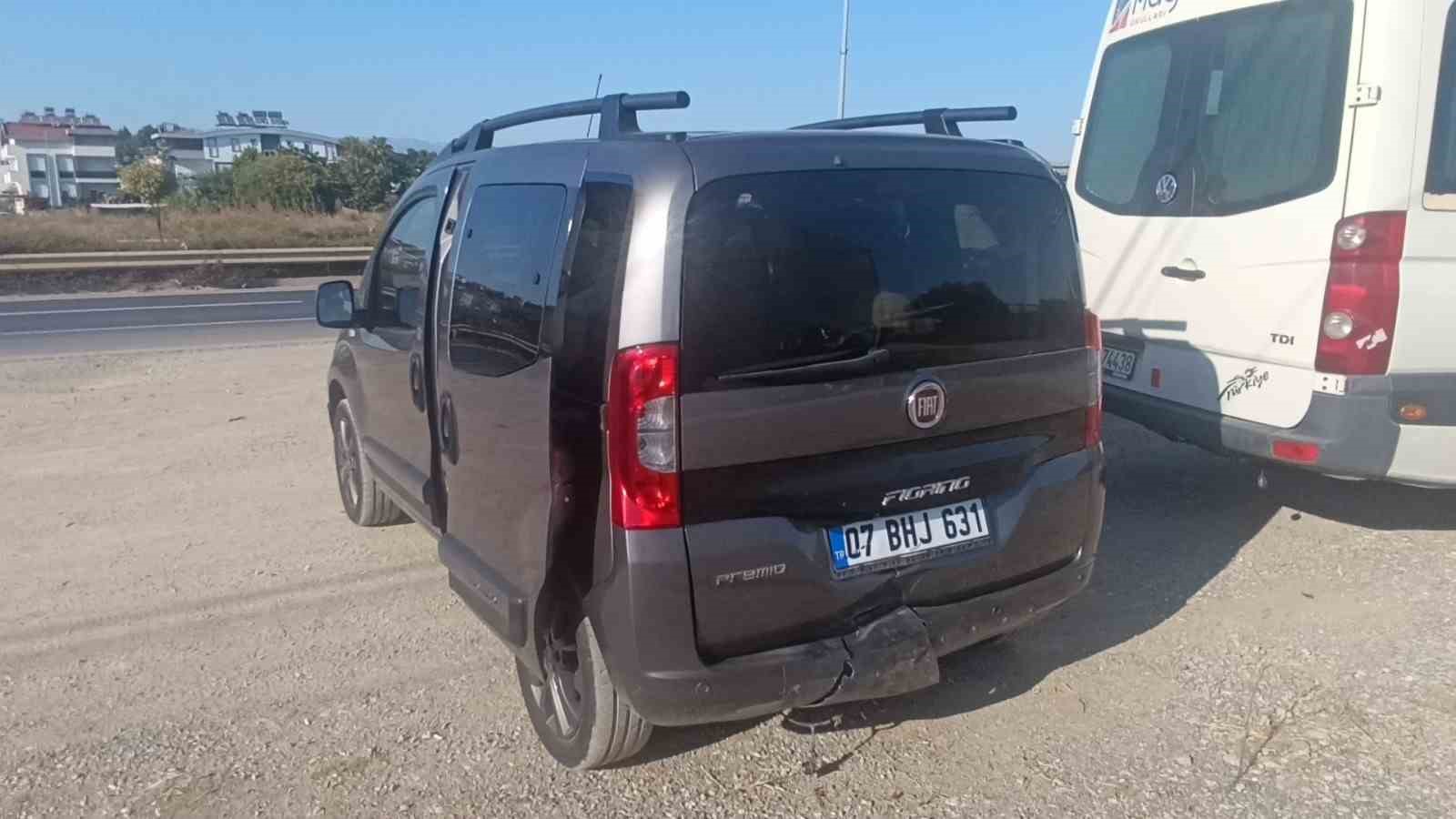 Emniyet şeridine geçen hafif ticari araca çarpıp takla attı, o anlar kameraya yansıdı