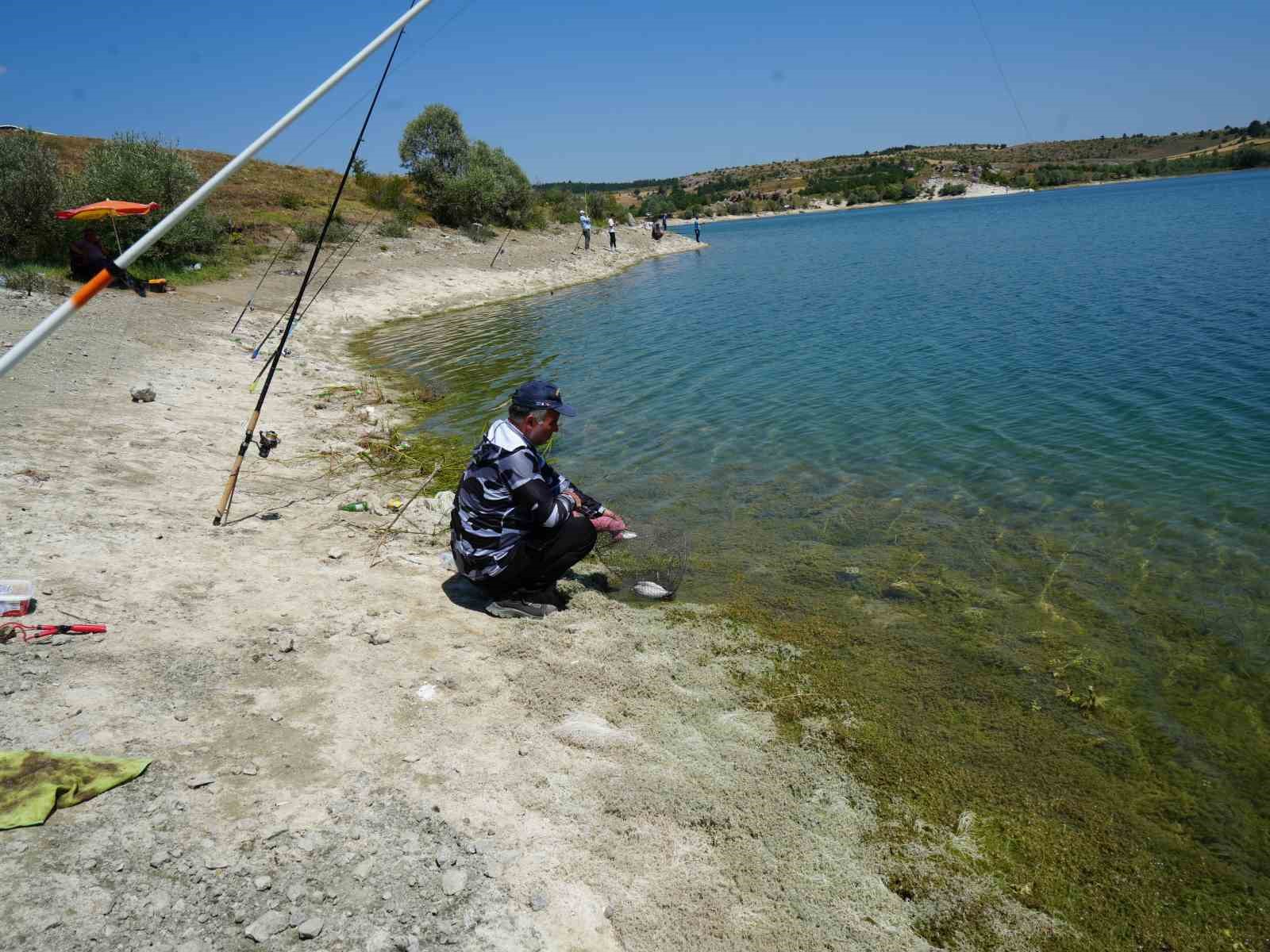 Balık kafesleri patladı, oltasını alan baraja koştu
