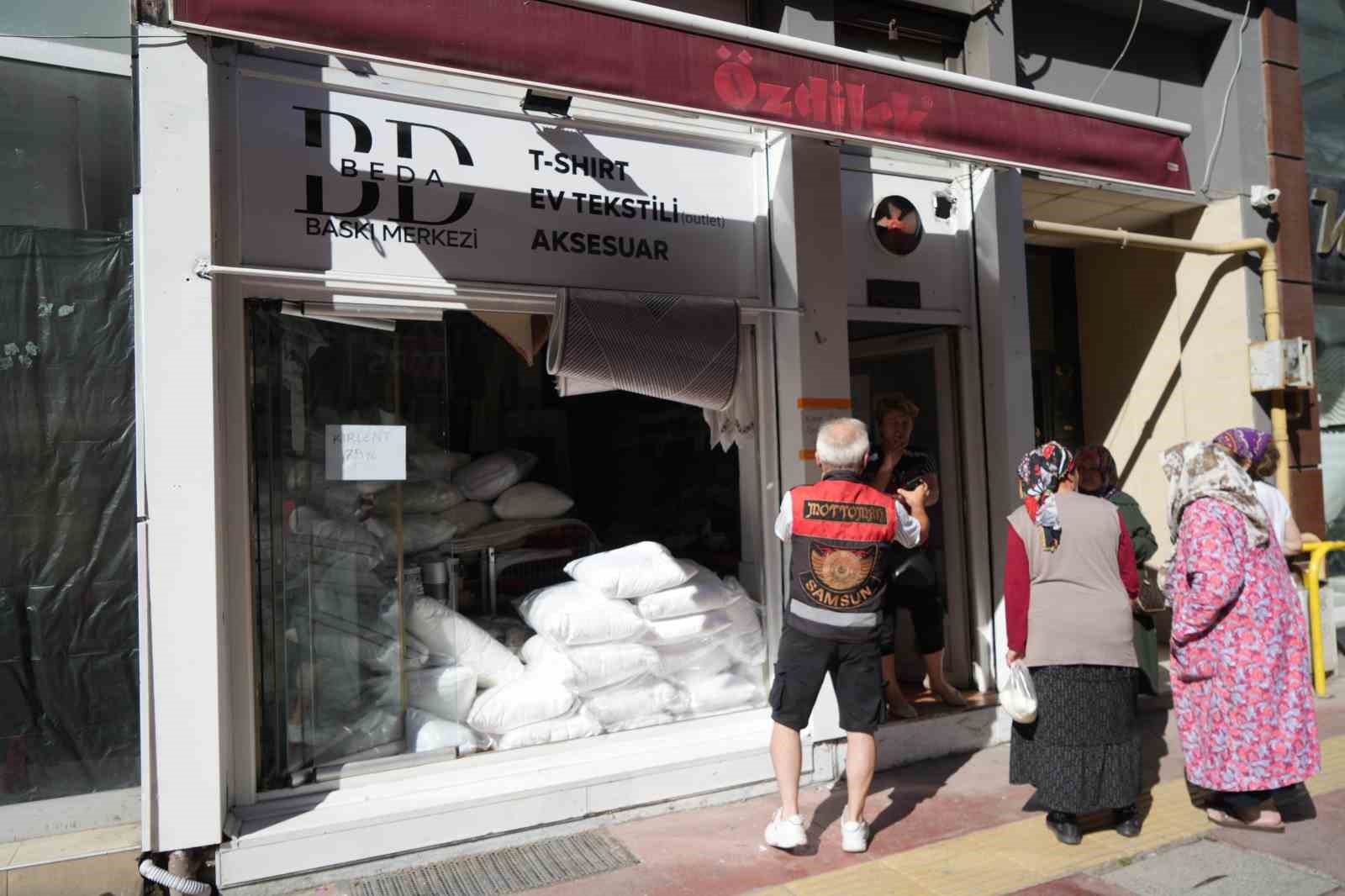 Tekstil mağazasındaki yangın, faciaya dönüşmeden söndürüldü