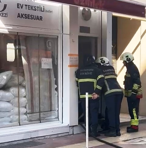 Tekstil mağazasındaki yangın, faciaya d&ouml;n&uuml;şmeden s&ouml;nd&uuml;r&uuml;ld&uuml;
