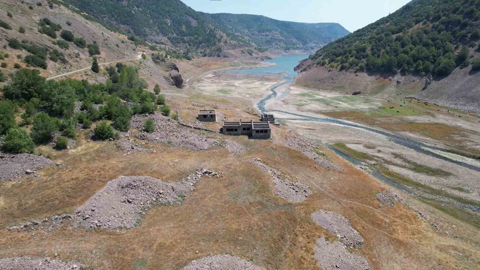Barajlarda kritik alarm: Eski köyler gün yüzüne çıktı 