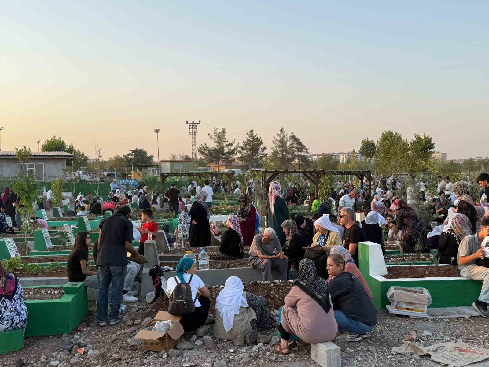 Diyarbakır Yeniköy Mezarlığı’nda araç trafiği ve kirlilik tepki çekiyor
