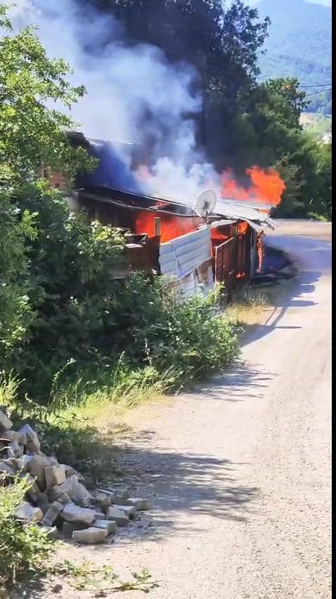 Ev alevler içinde kaldı, uyuyakalan ev sahibini çevredekiler kurtardı