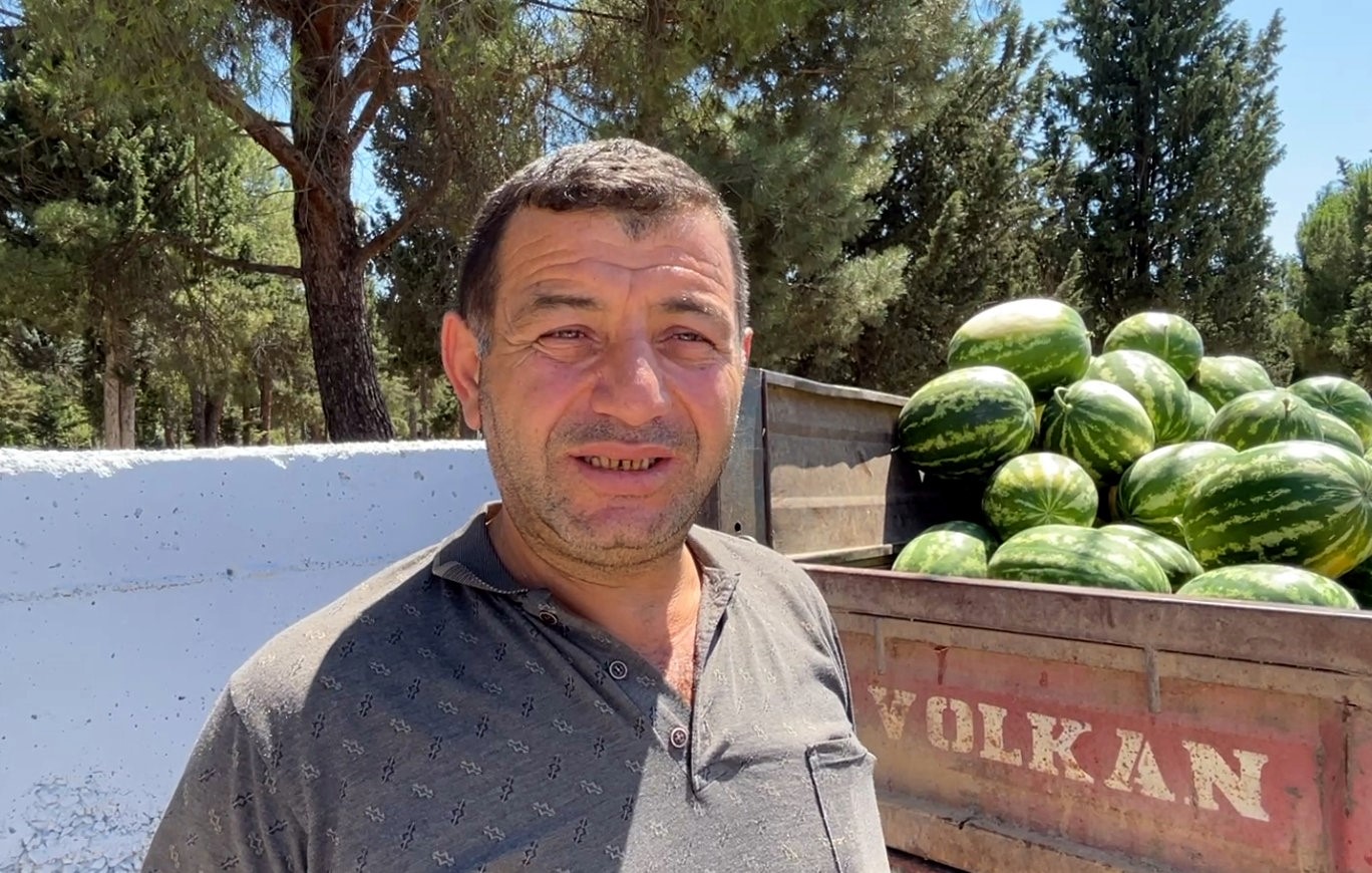 Tonlarca karpuzu satın alarak ücretsiz dağıttı
