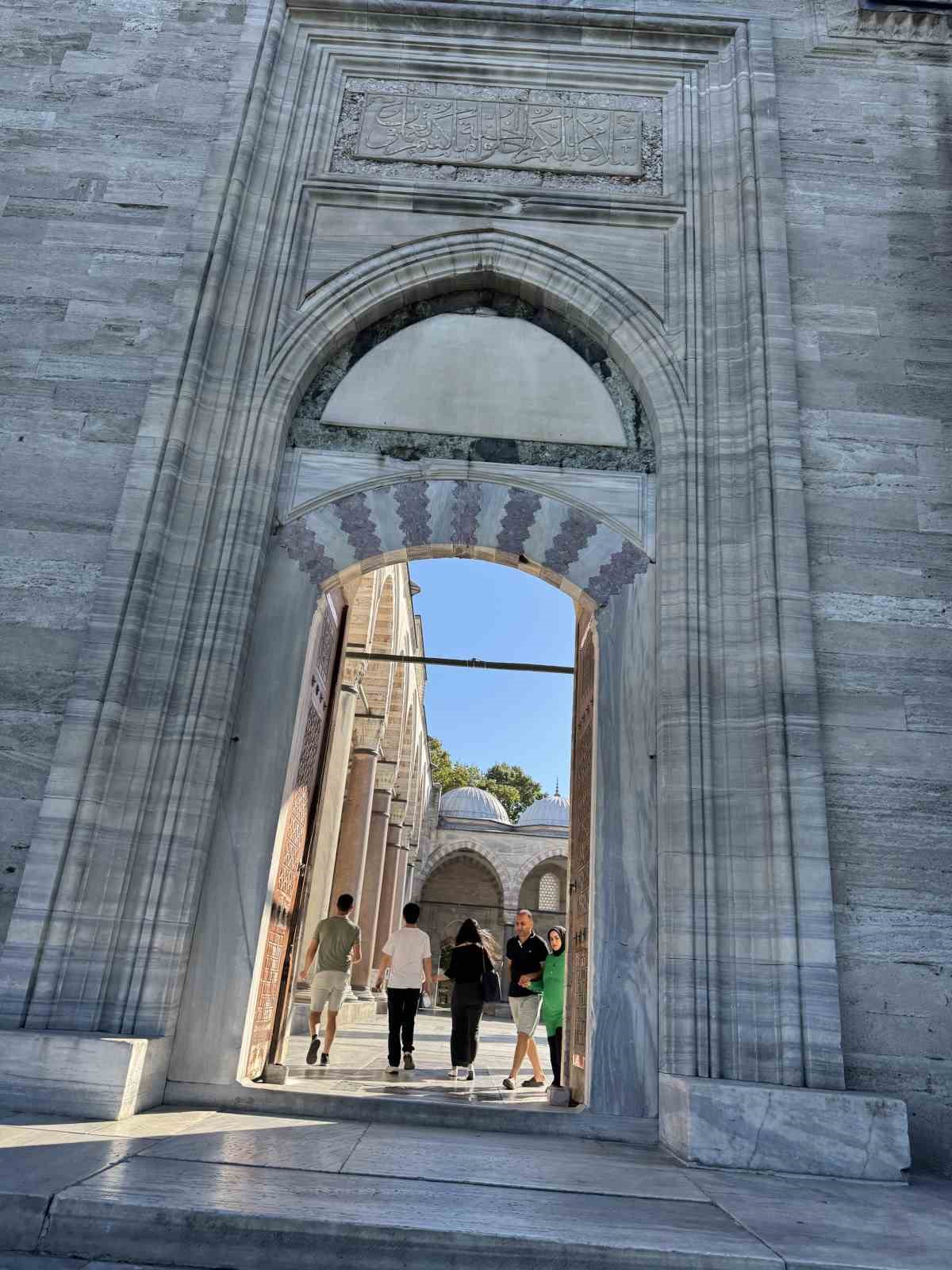 İstanbul sıcaktan bunalınca tarihi camilere sığındı
