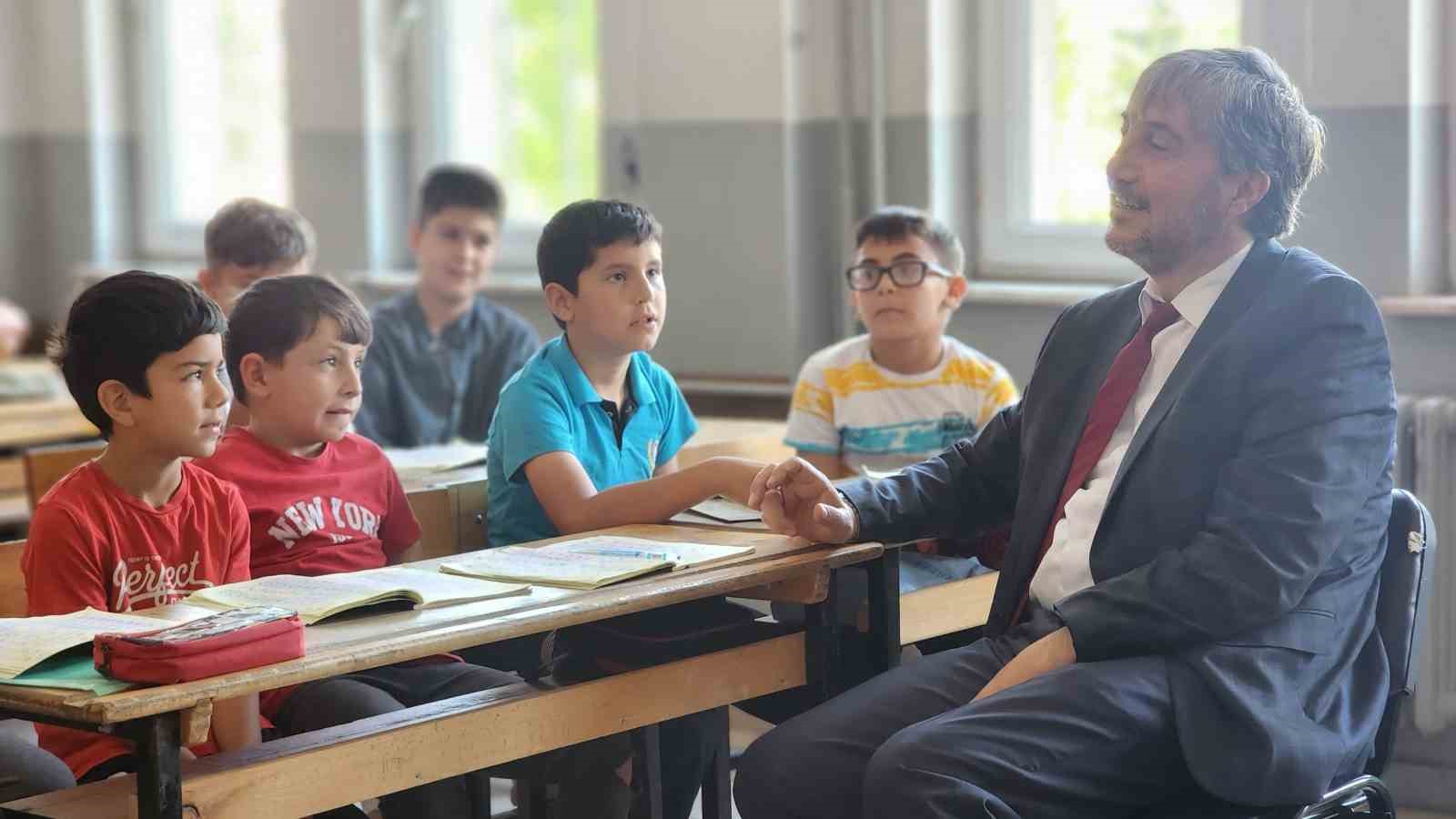 K&uuml;tahya İl Milli Eğitim M&uuml;d&uuml;r&uuml; Yılmaz: "&Ccedil;&ouml;z&uuml;m &uuml;retmek bizim g&ouml;revimiz"
