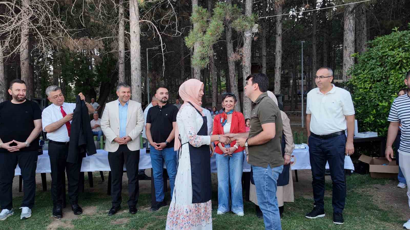 En iyi tarhanayı j&uuml;riye beğendirmek i&ccedil;in yarıştılar
