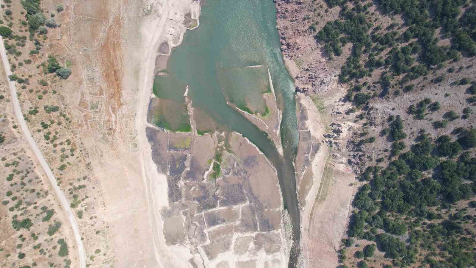 Barajlarda kritik alarm: Eski köyler gün yüzüne çıktı