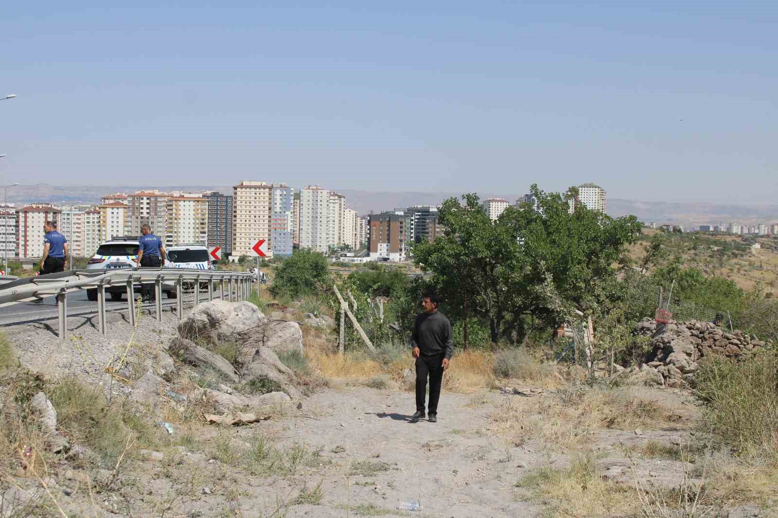 Kayseri&rsquo;de ilgin&ccedil; kaza: S&uuml;r&uuml;c&uuml; ara&ccedil;tan atlayarak kurtuldu
