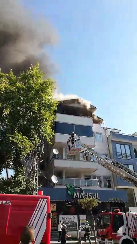 &Ccedil;atı katını alevler sardı: Mahsur kalan 2 kişi kurtarıldı

