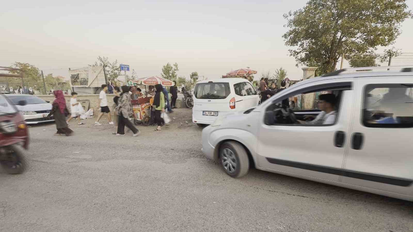 Diyarbakır Yeniköy Mezarlığı’nda araç trafiği ve kirlilik tepki çekiyor
