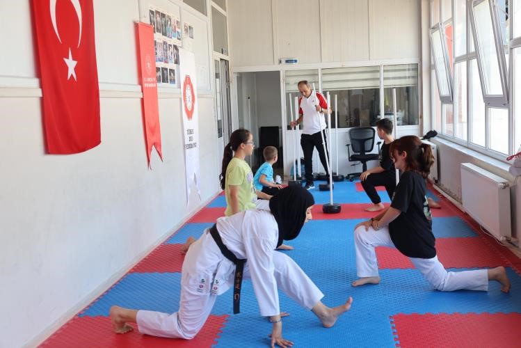 Bilecik&rsquo;te yaz spor okullarında karate heyecanı s&uuml;r&uuml;yor
