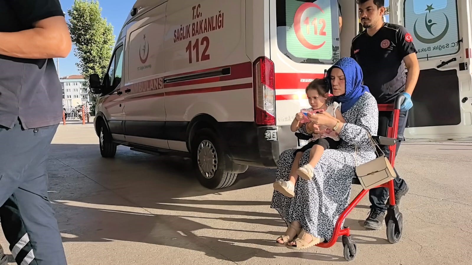 Bursa’da hafif ticari araç ile otomobil çarpıştı; 1’i çocuk 2 kişi yaralandı