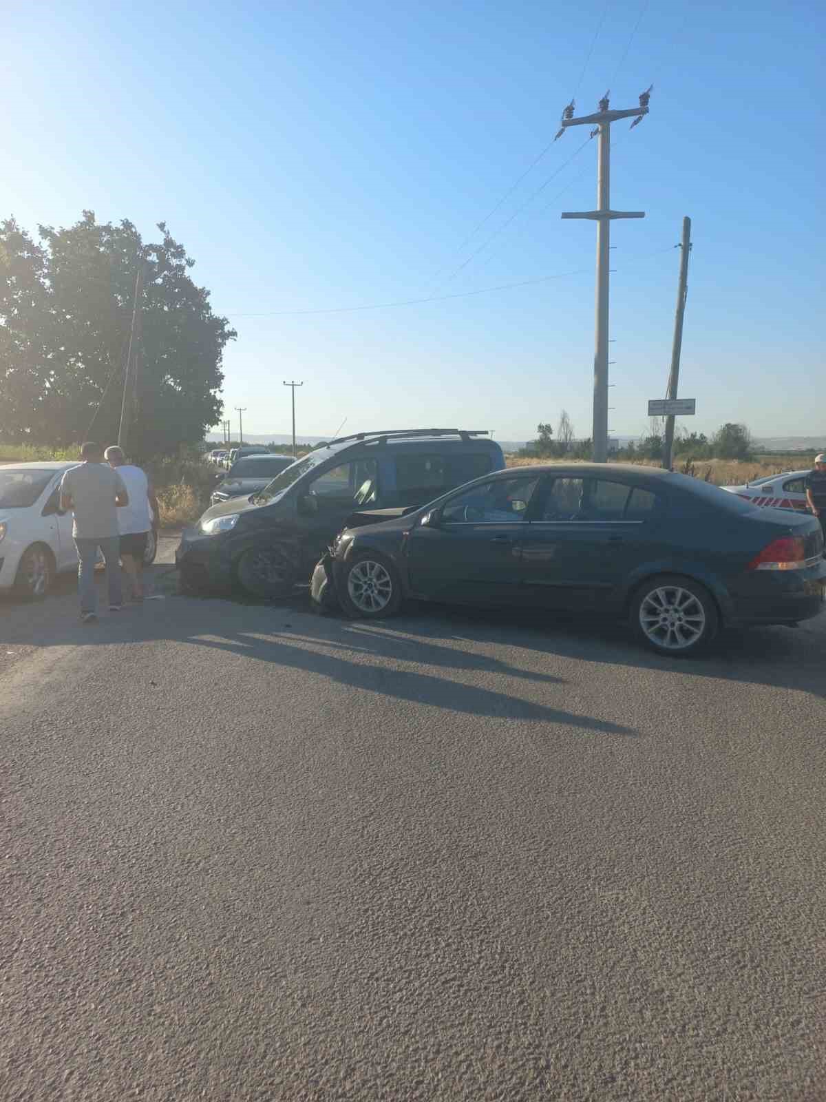 Bursa&rsquo;da hafif ticari ara&ccedil; ile otomobil &ccedil;arpıştı; 1&rsquo;i &ccedil;ocuk 2 kişi yaralandı
