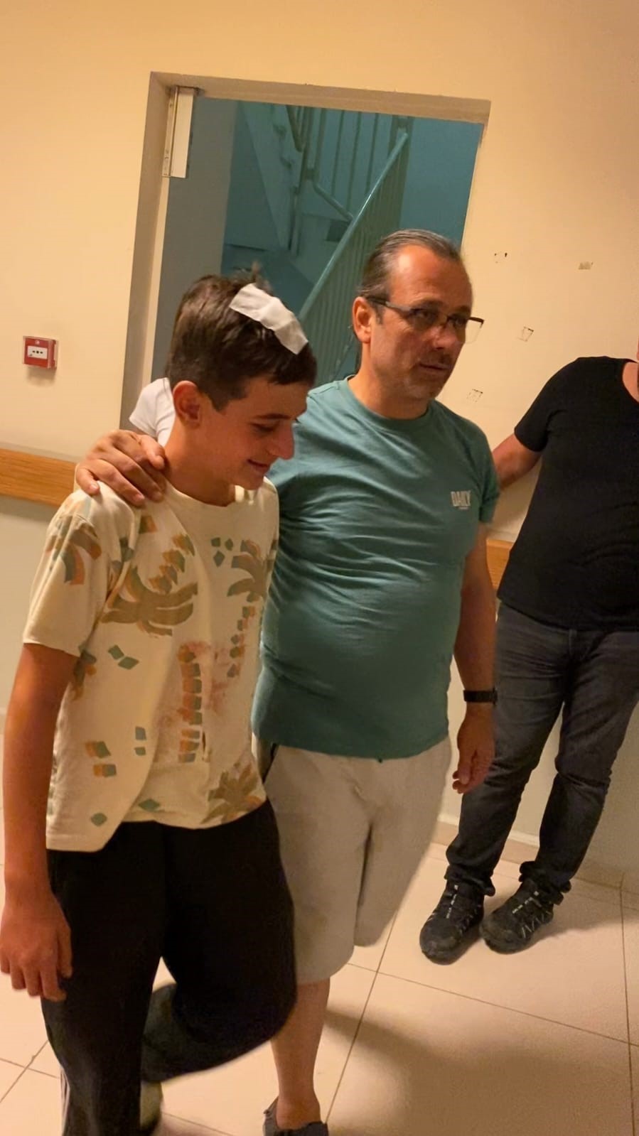 Y&uuml;ksek sesle m&uuml;zik dinleyen &ccedil;ocukları attığı şişeyle vurdu
