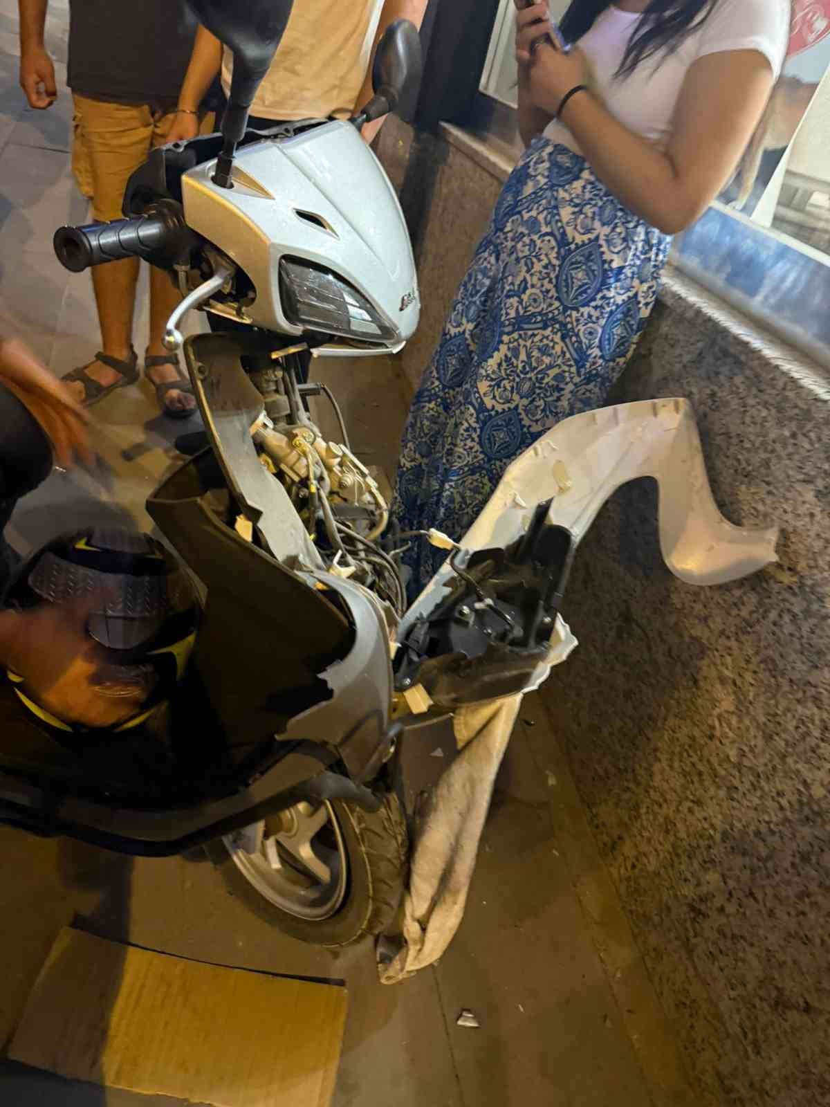 Kontrolden &ccedil;ıkan motorlu bisiklet bir işyerinin duvarına &ccedil;arptı
