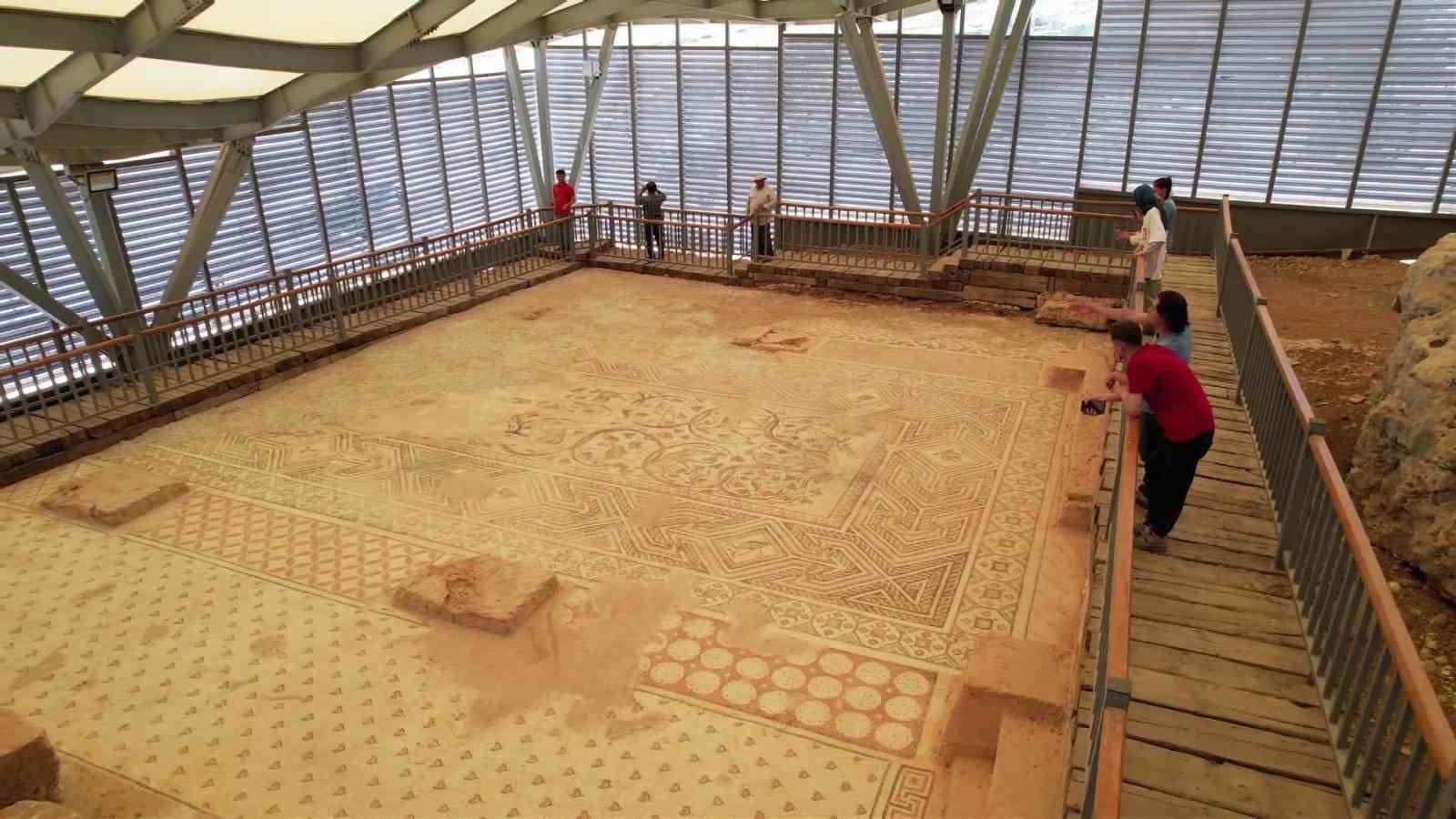 Restore edilen ’Cennet Bahçesi’ mozaiği ziyarete açıldı