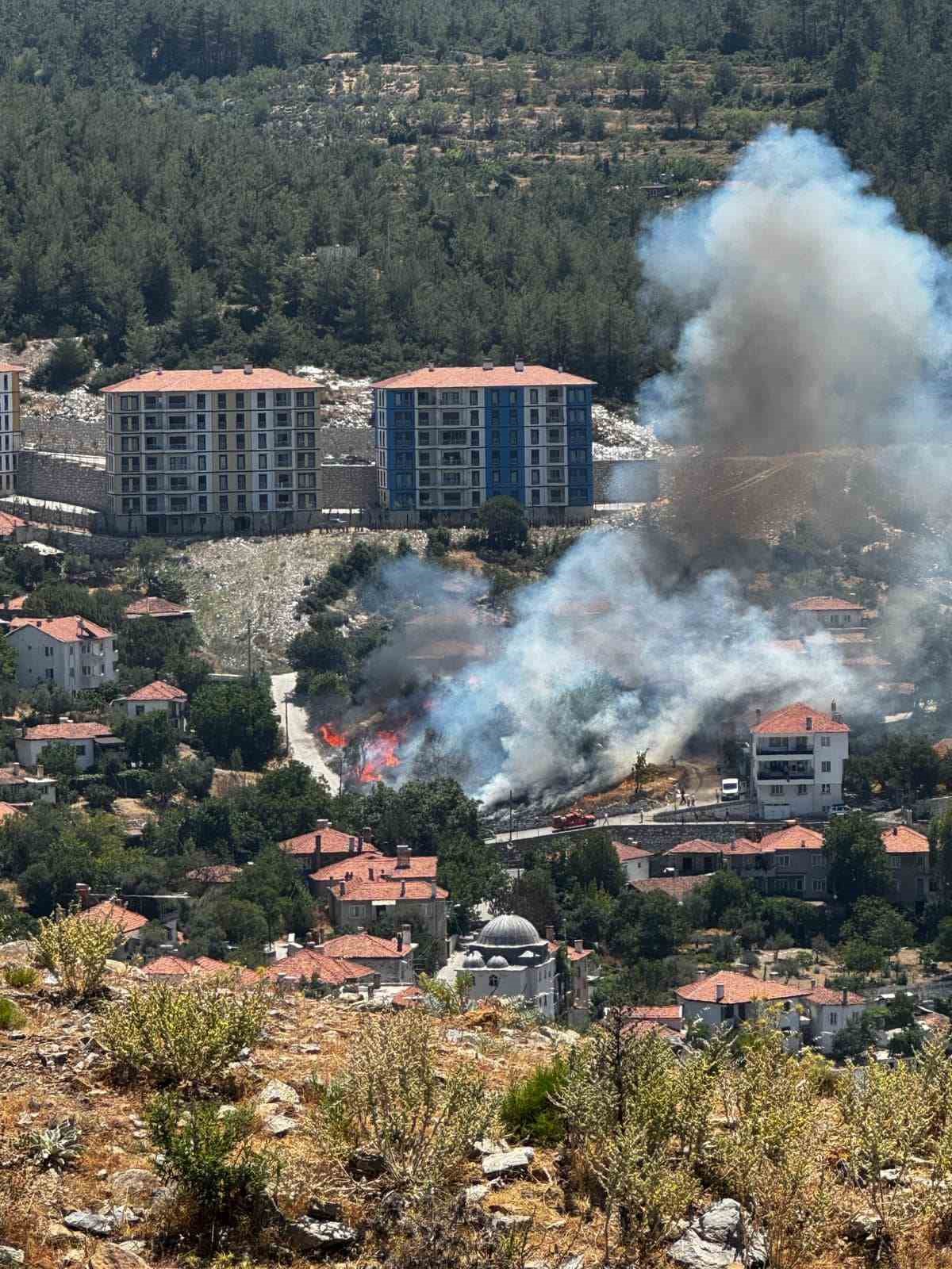 Kavaklıdere il&ccedil;e merkezindeki yangın b&uuml;y&uuml;meden kontrol altına alındı
