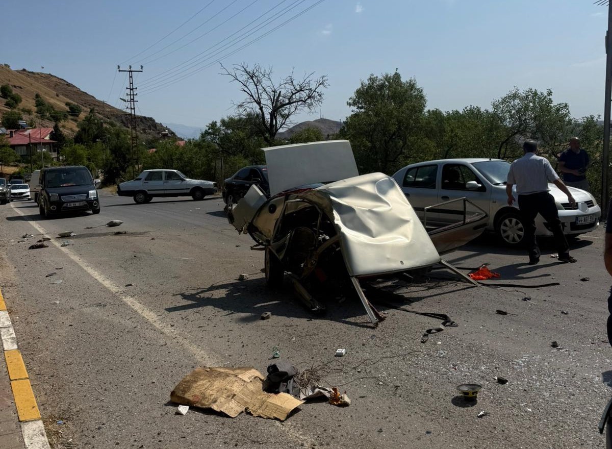 Aydınlatma direğine &ccedil;arpan Tofaş ikiye b&ouml;l&uuml;nd&uuml;: 1 yaralı
