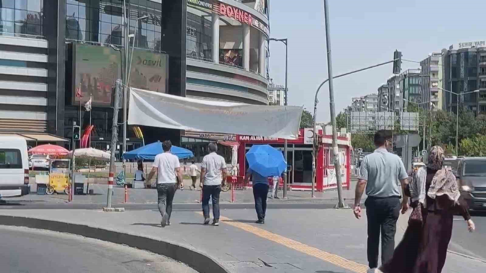 Diyarbakır sıcağında şemsiyeli çözüm