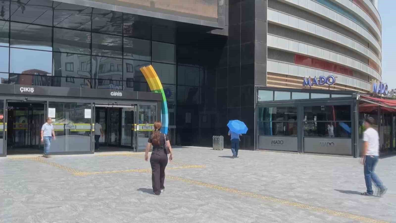 Diyarbakır sıcağında şemsiyeli &ccedil;&ouml;z&uuml;m
