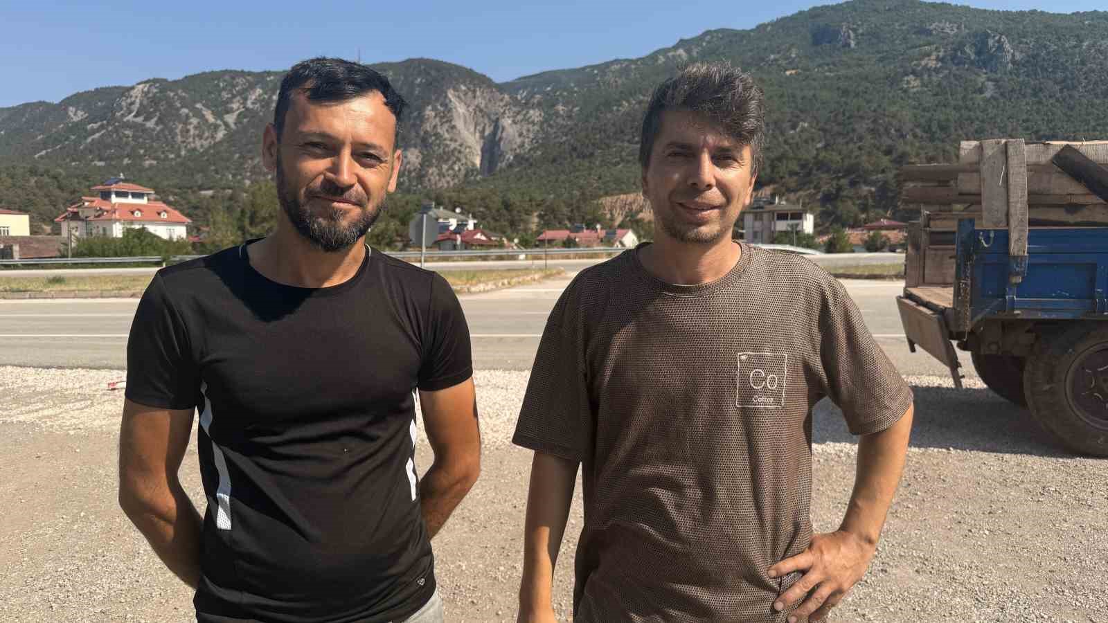 Traktör şambreli ile rafting yaptılar