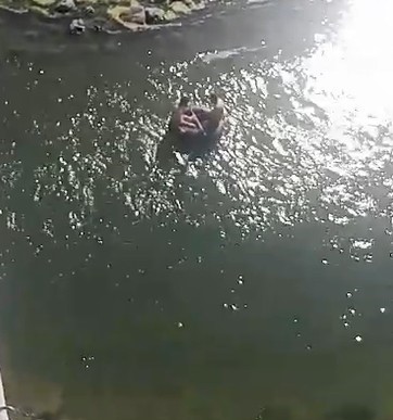 Traktör şambreli ile rafting yaptılar