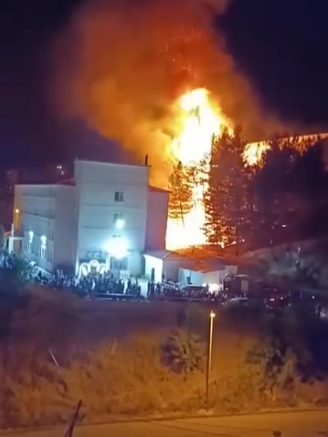 Siirt&rsquo;te d&uuml;ğ&uuml;nde atılan havai fişek yangına neden oldu
