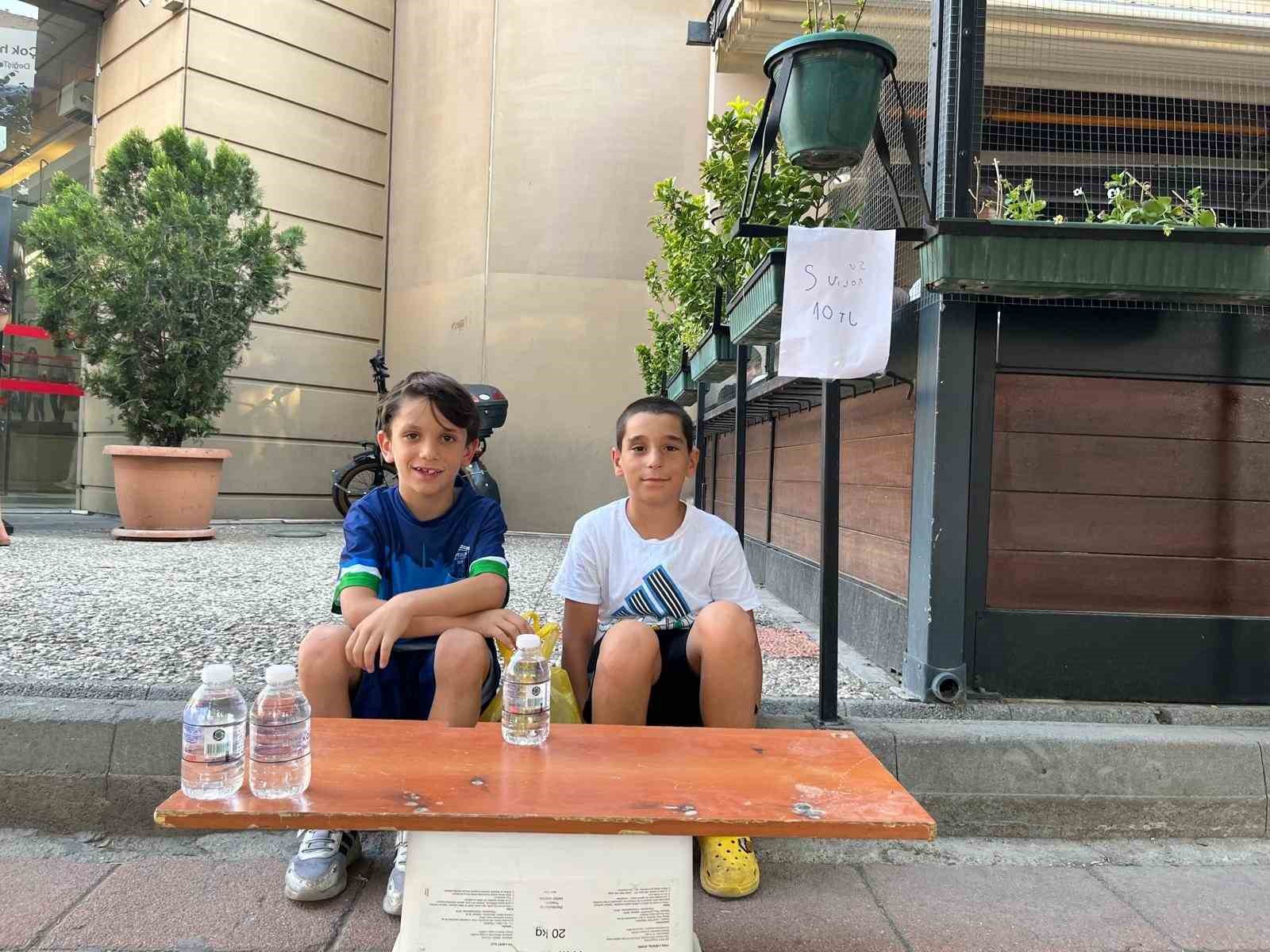 İki arkadaş oyuncak alma hayaliyle su satıyor
