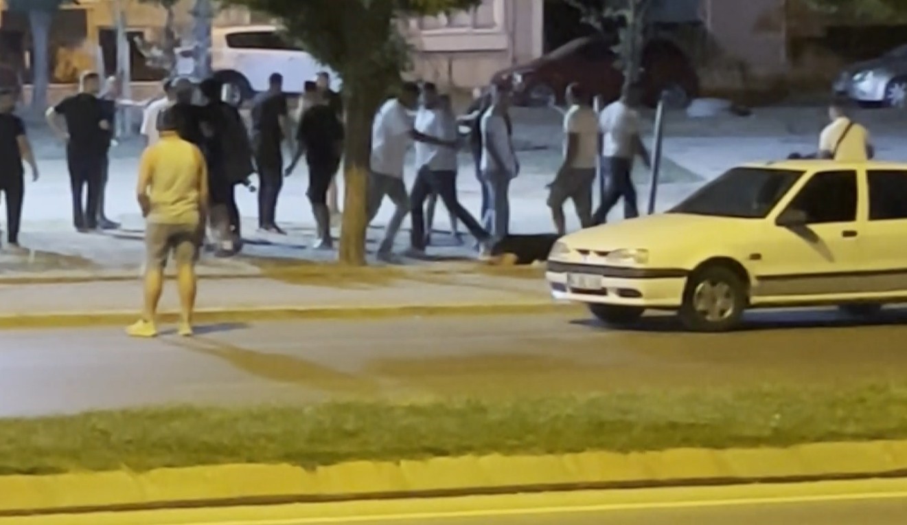 Edirne&rsquo;de tekmeli yumruklu kavga kamerada
